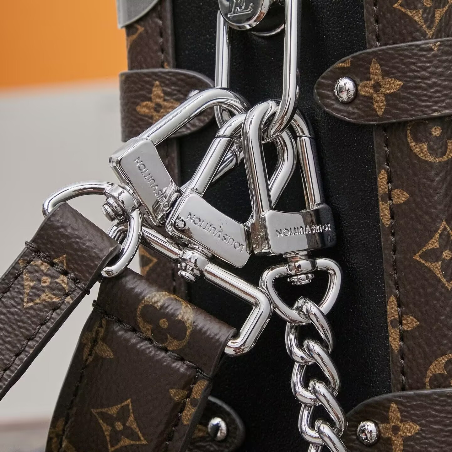 LV SIDE TRUNK VIBE Medium Handbag M15195 16x8.5x23.5cm