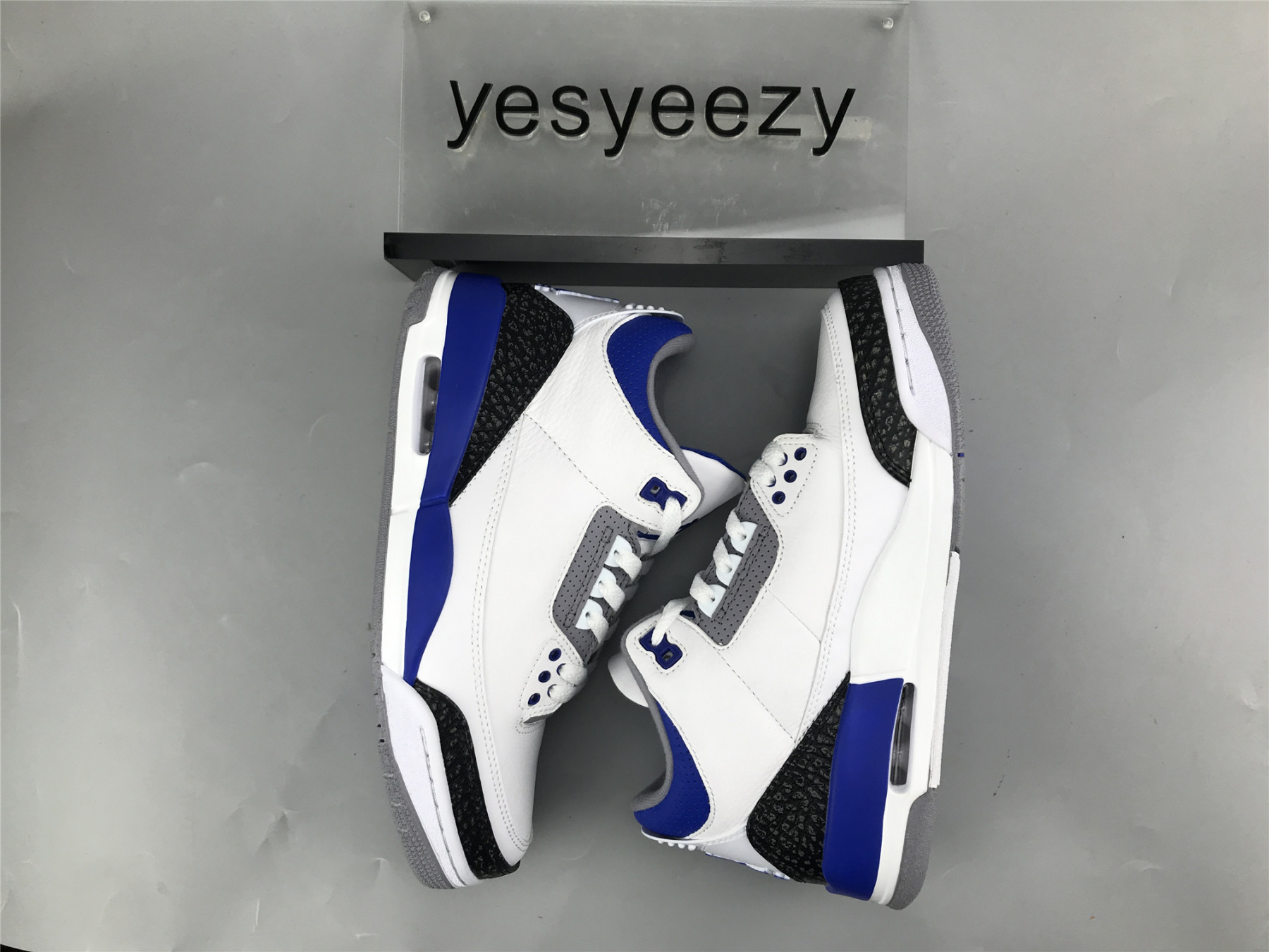 UA AIR JORDAN 3 RETRO 