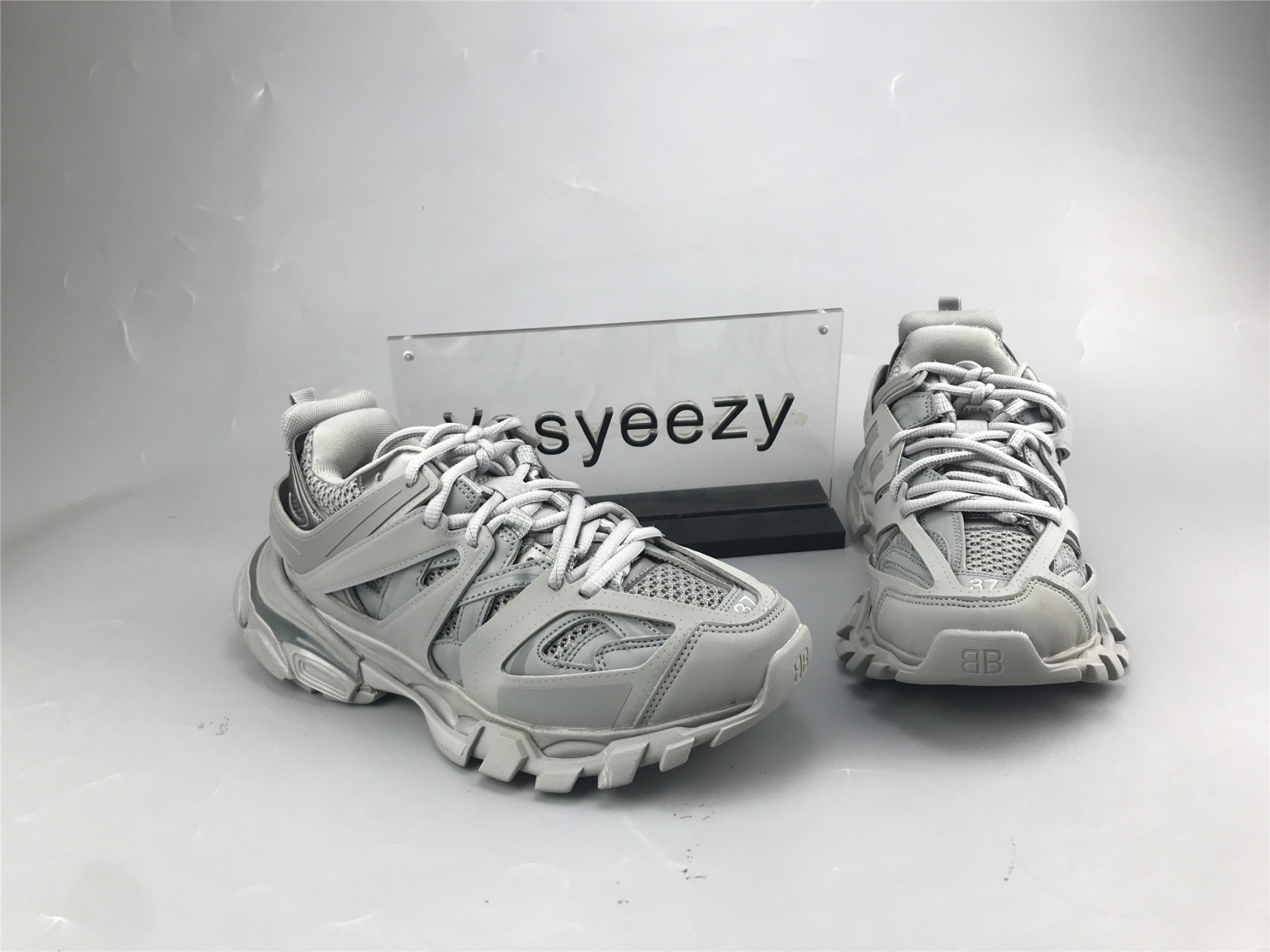 UA TRACK SNEAKER IN GREY