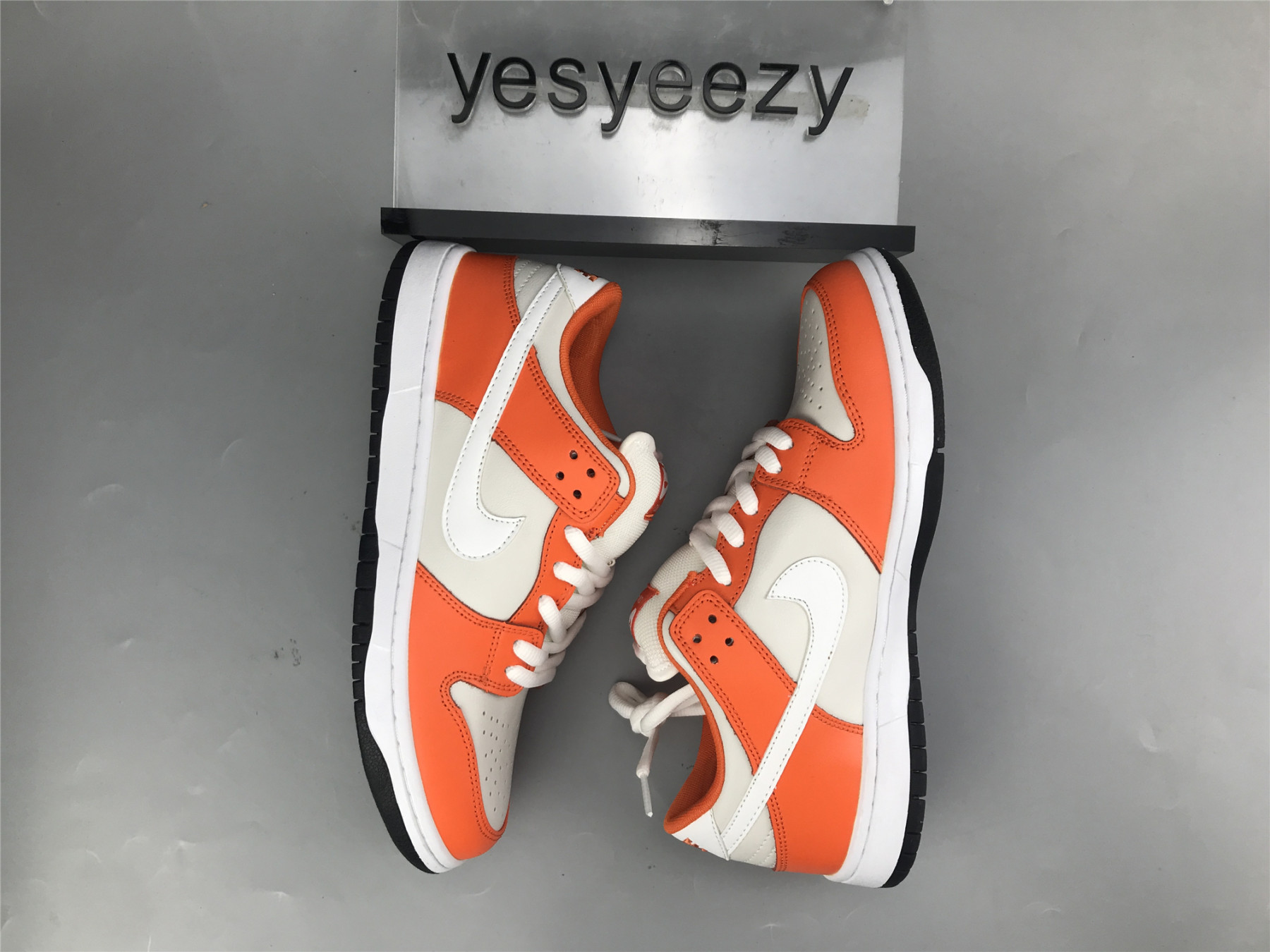 UA NIKE SB DUNK LOW WHITE ORANGE