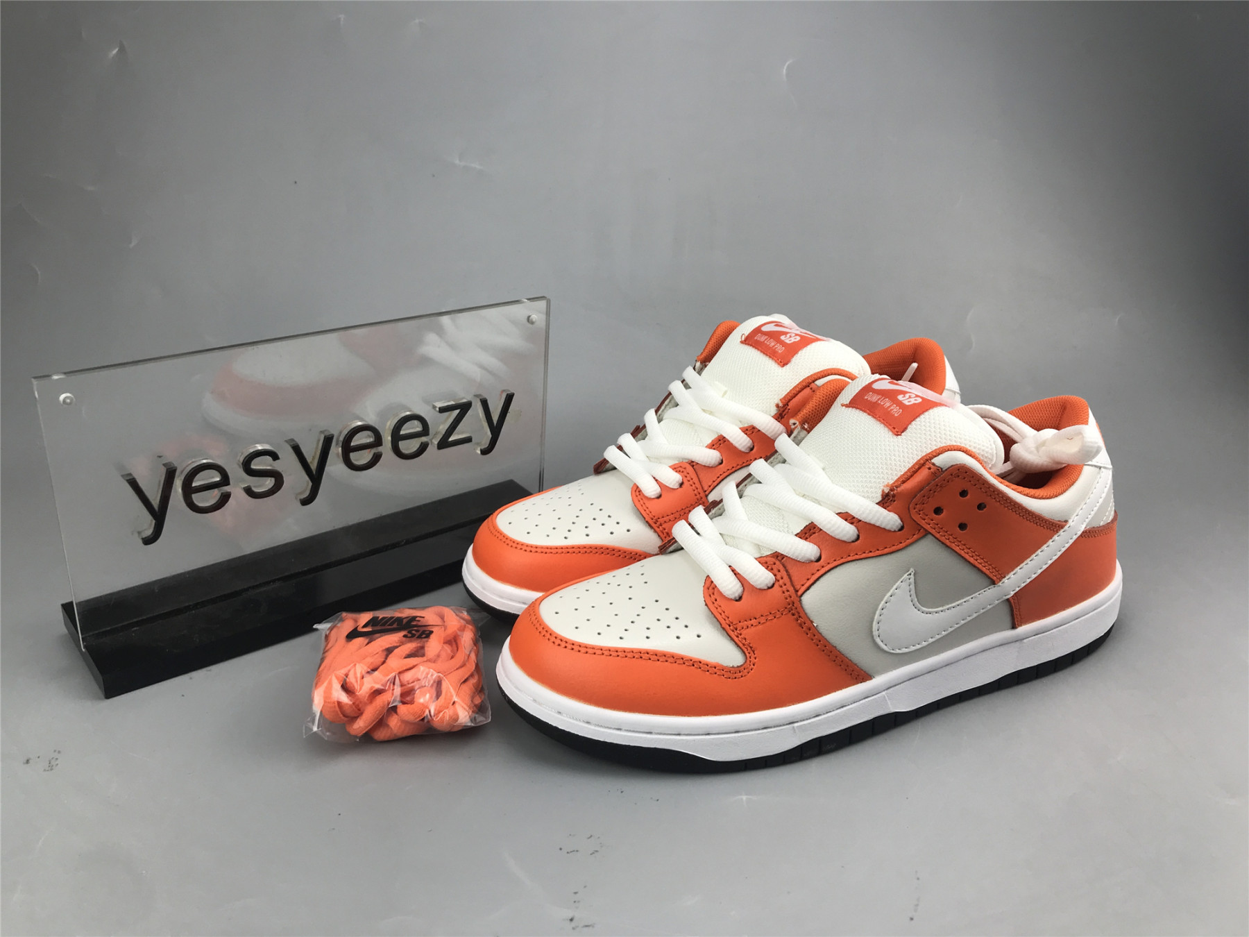 UA NIKE SB DUNK LOW WHITE ORANGE