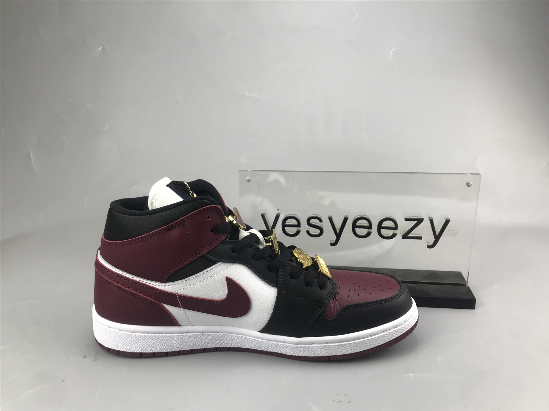 UA WMNS AIR JORDAN 1 MID SE 