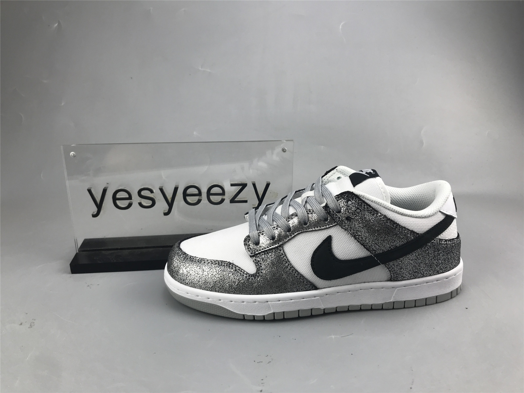 UA NIKE WMNS DUNK LOW 