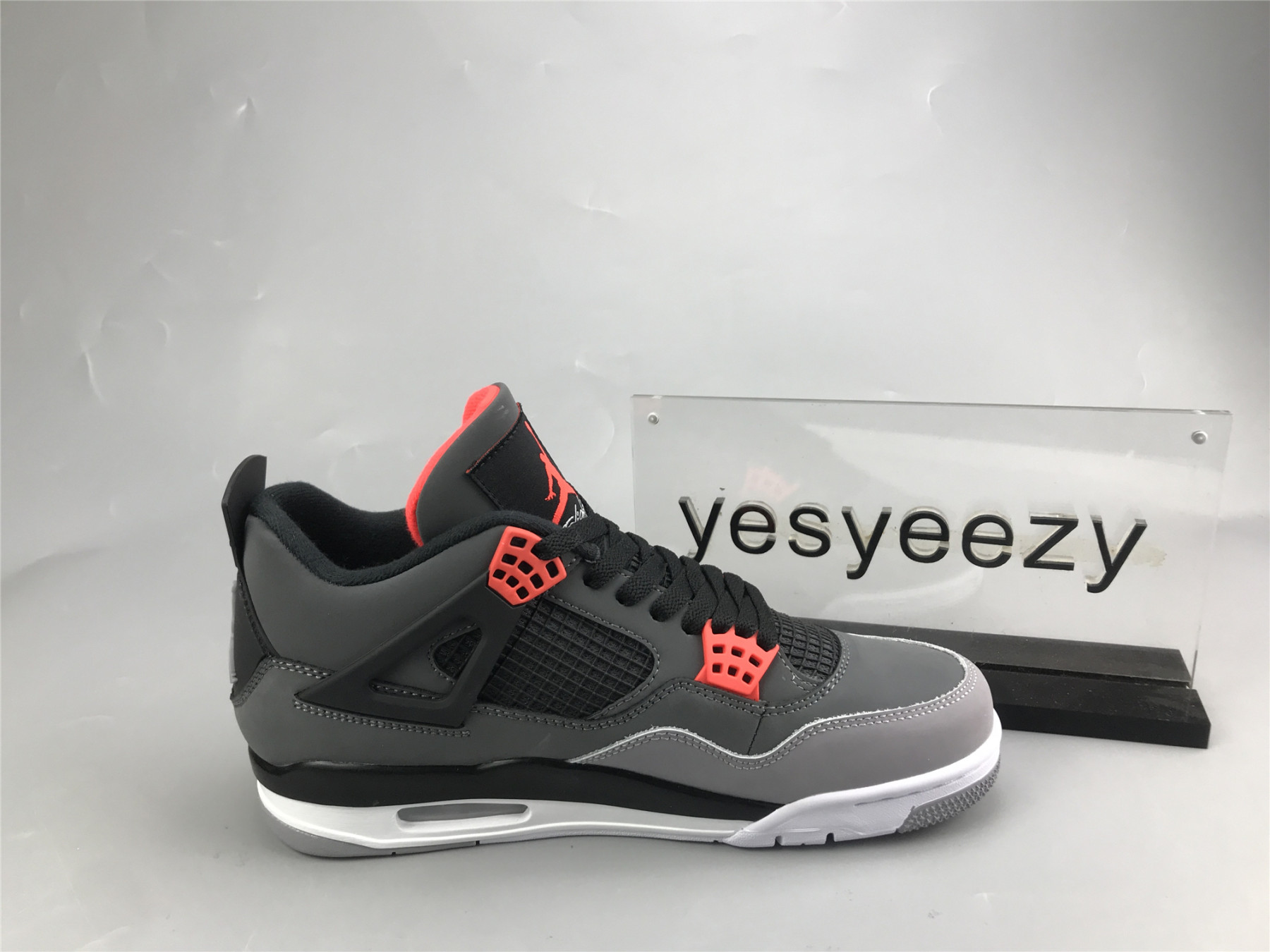 UA AIR JORDAN 4 RETRO 