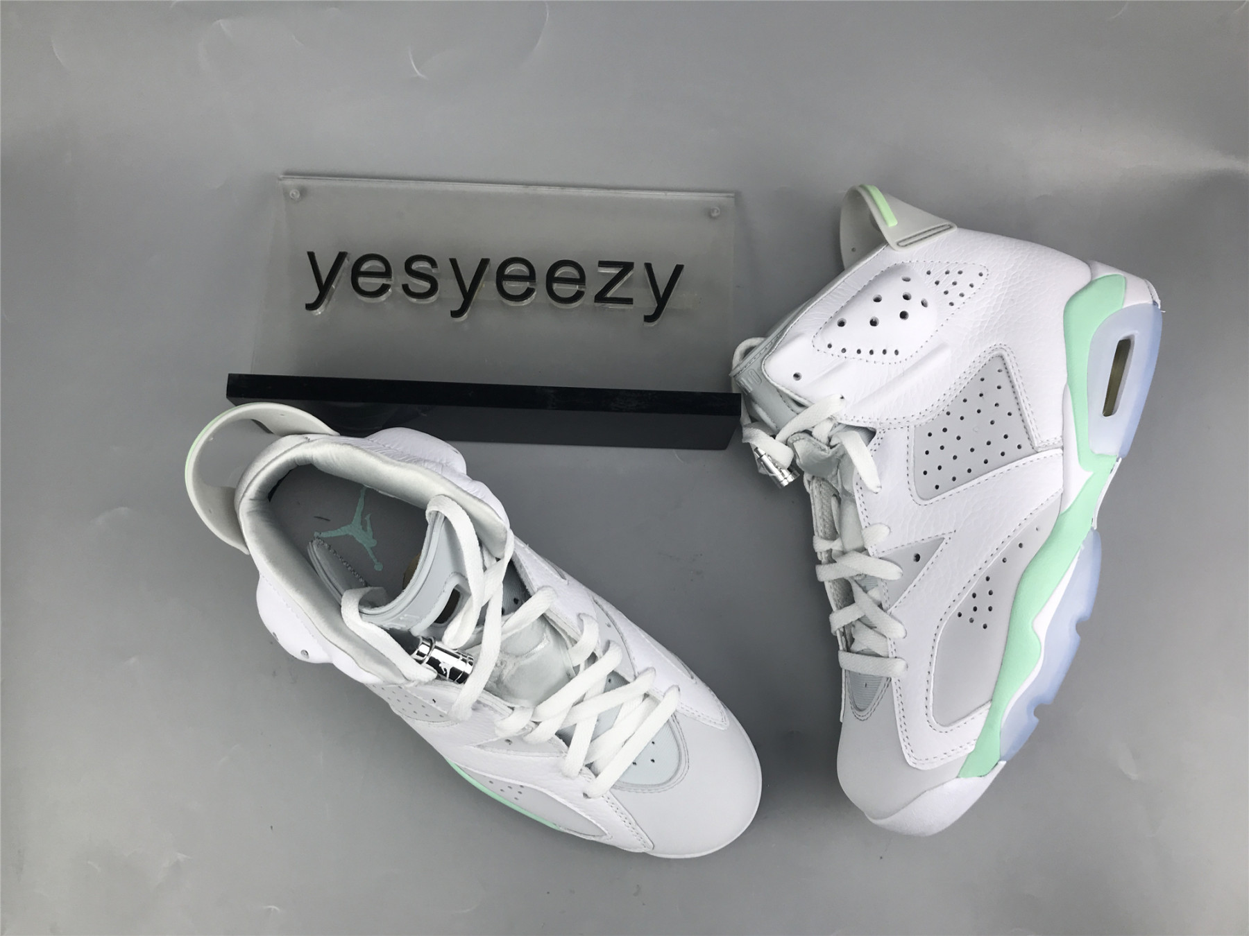 UA WMNS AIR JORDAN 6 RETRO 