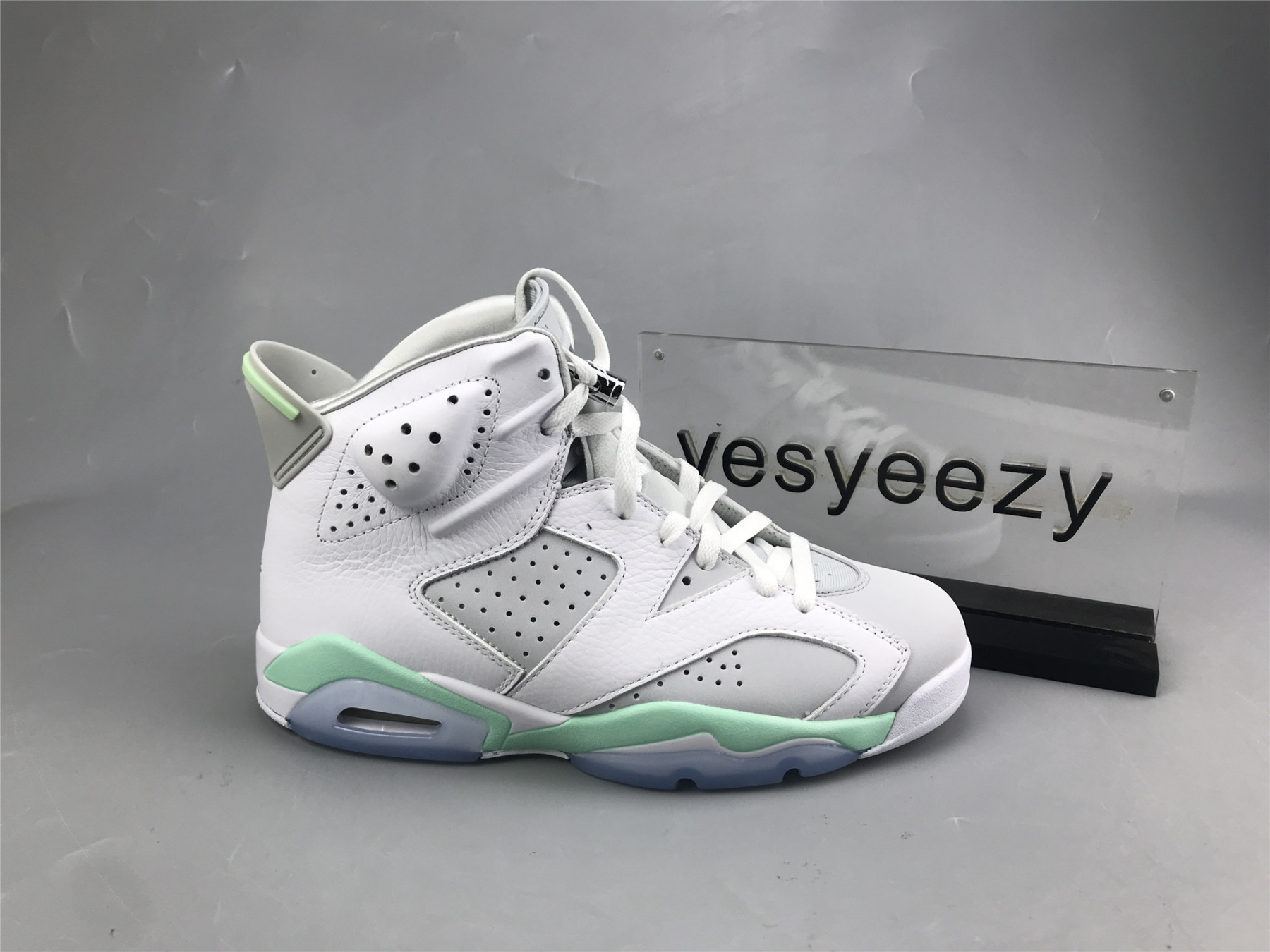 UA WMNS AIR JORDAN 6 RETRO 
