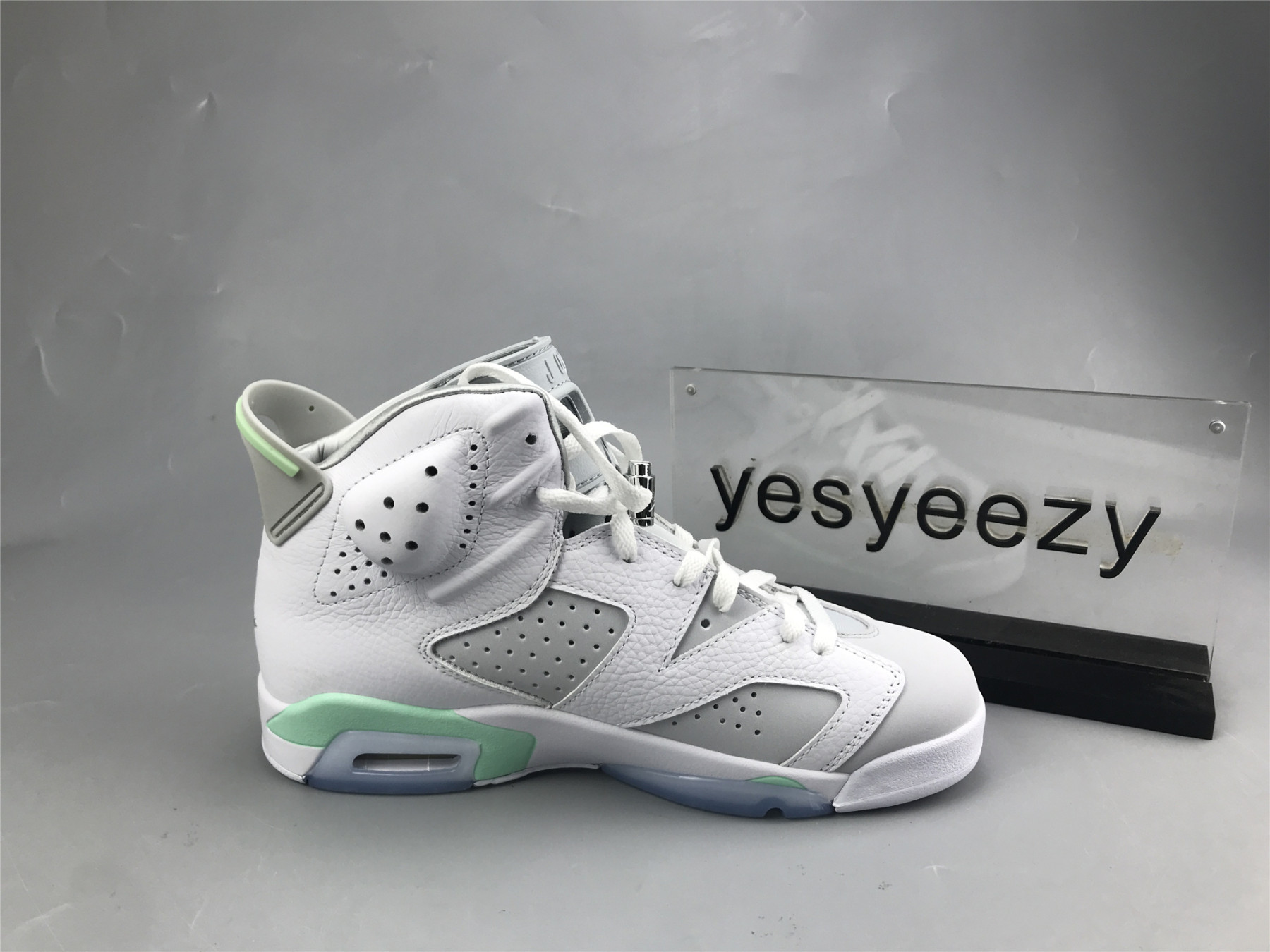 UA WMNS AIR JORDAN 6 RETRO 