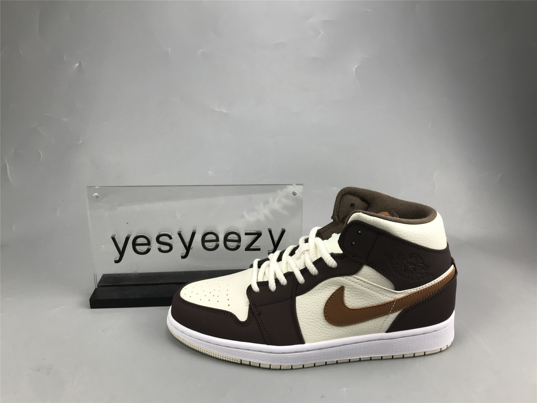 UA WMNS AIR JORDAN 1 MID SE 