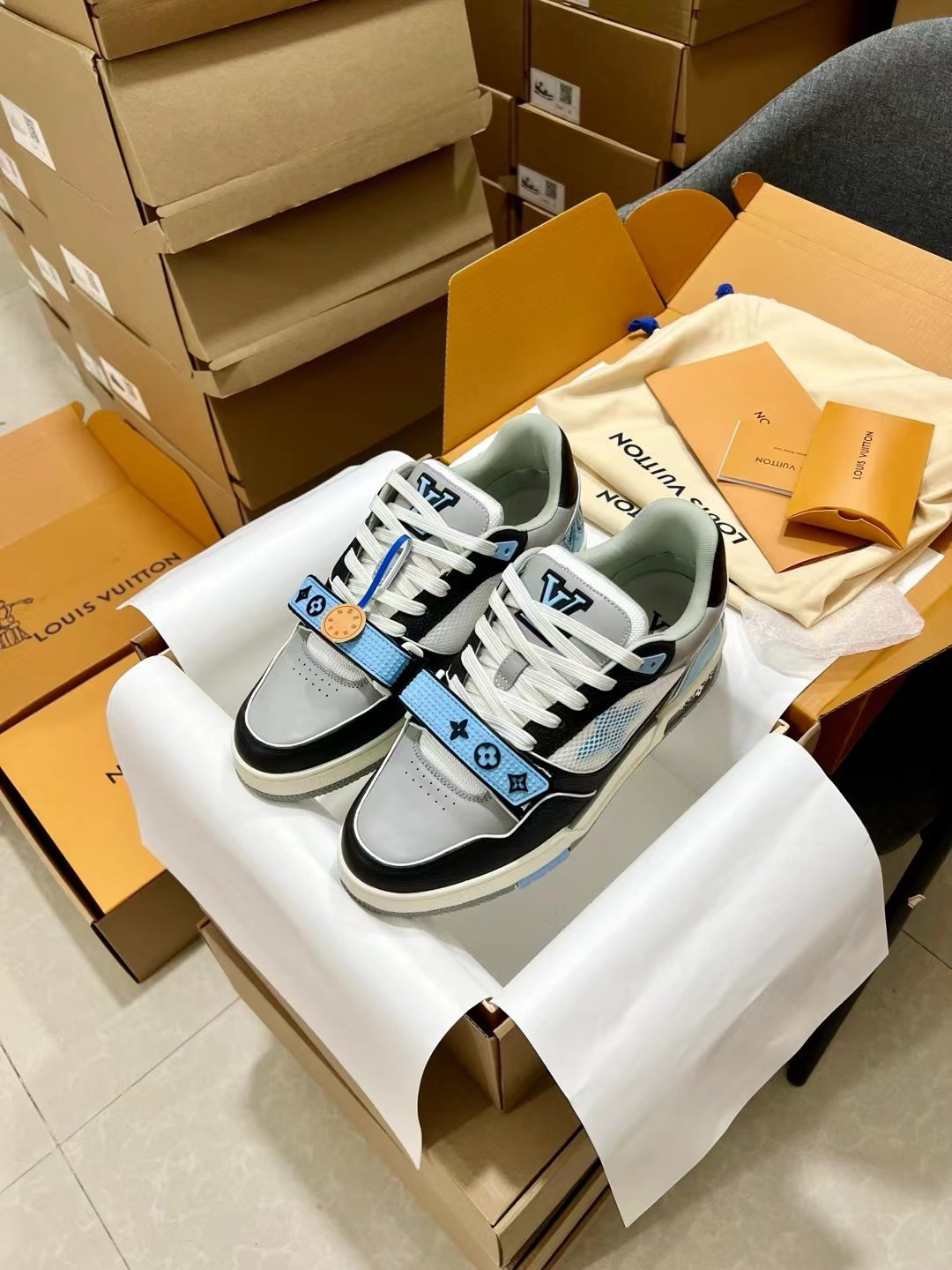 UA L0vis Vvtt0n LV Trainer Blue Grey Black
