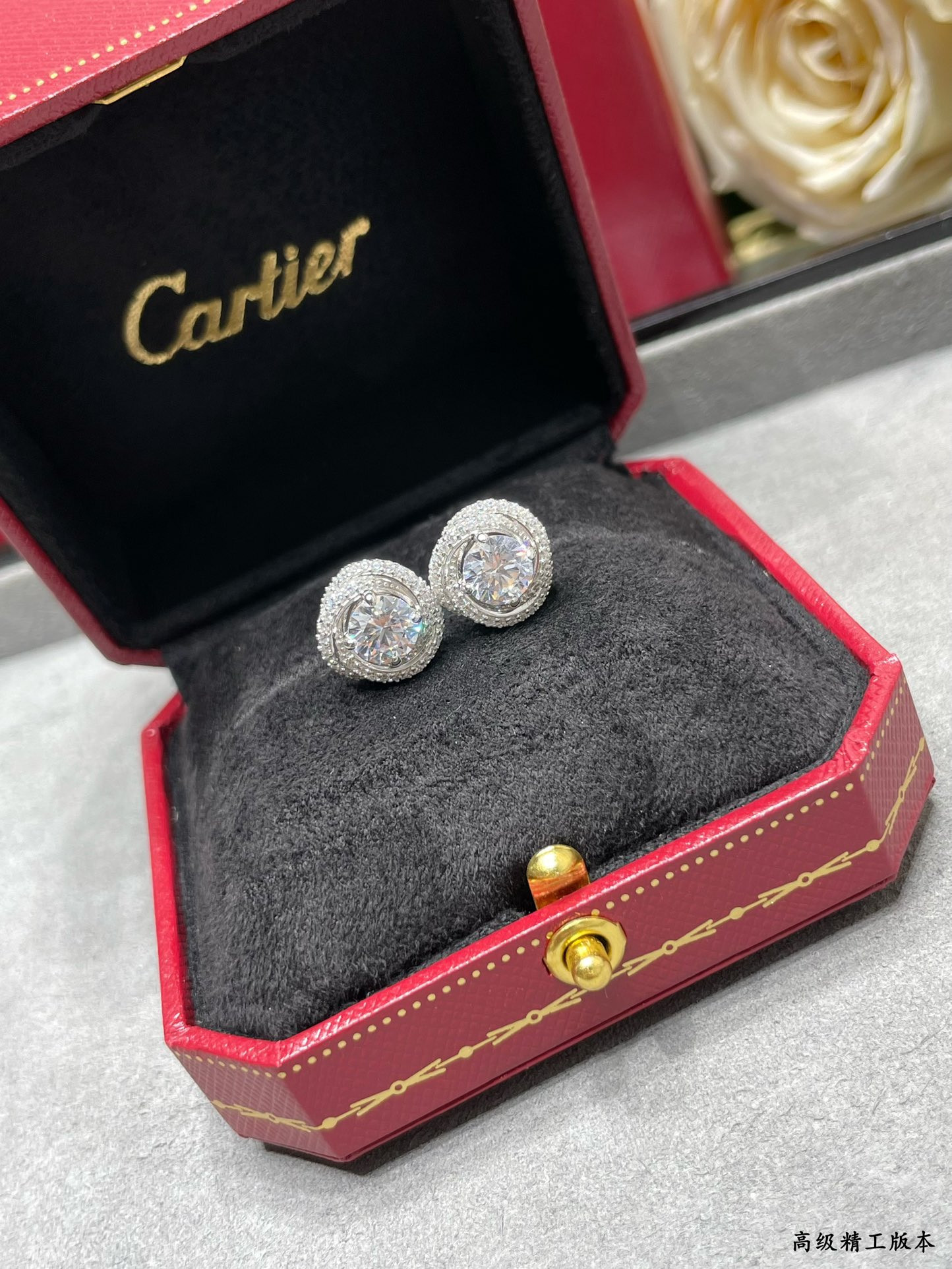 Ca*t1er Twist stud Earrings