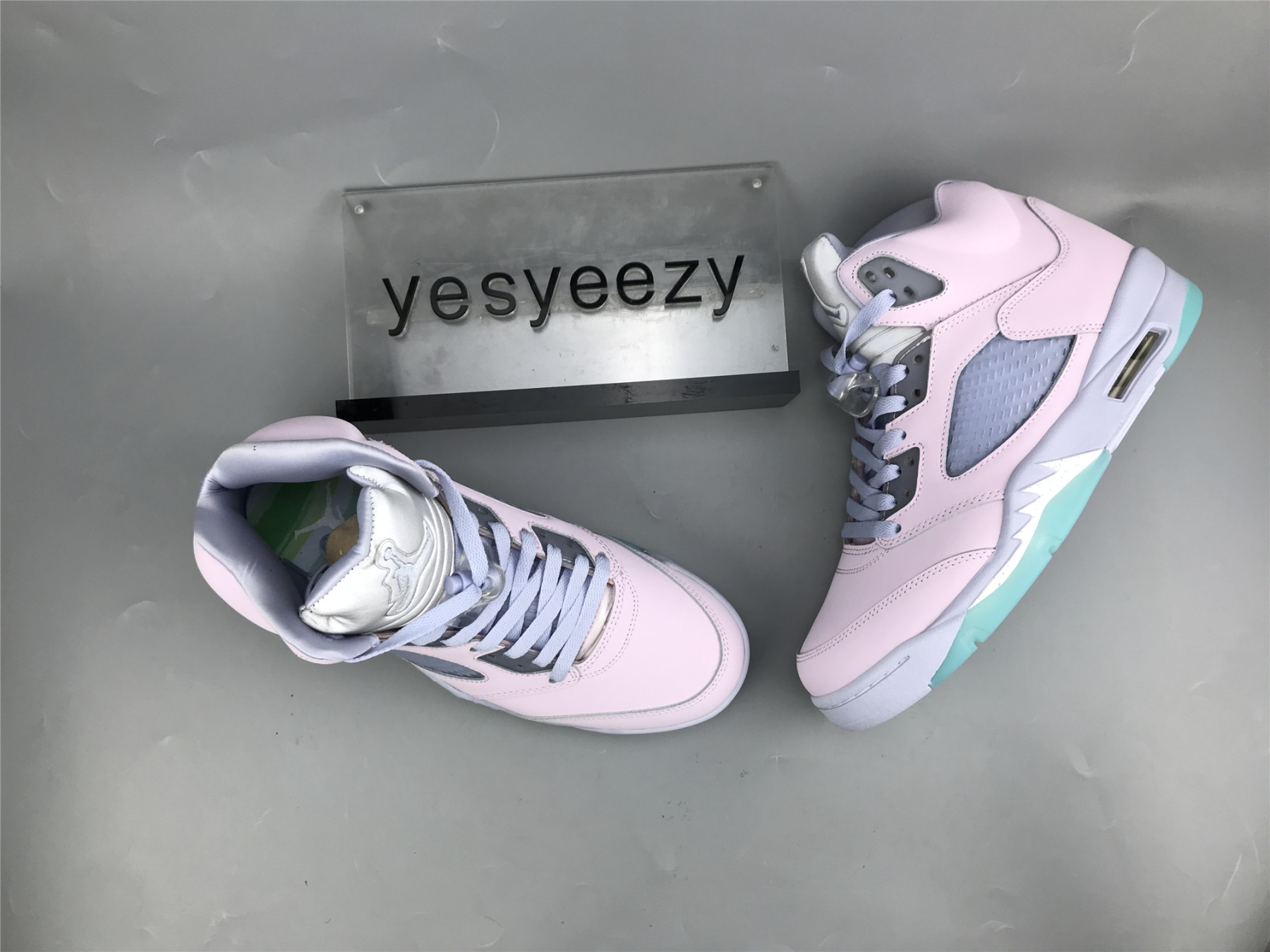 UA WMNS AIR JORDAN 5 RETRO 