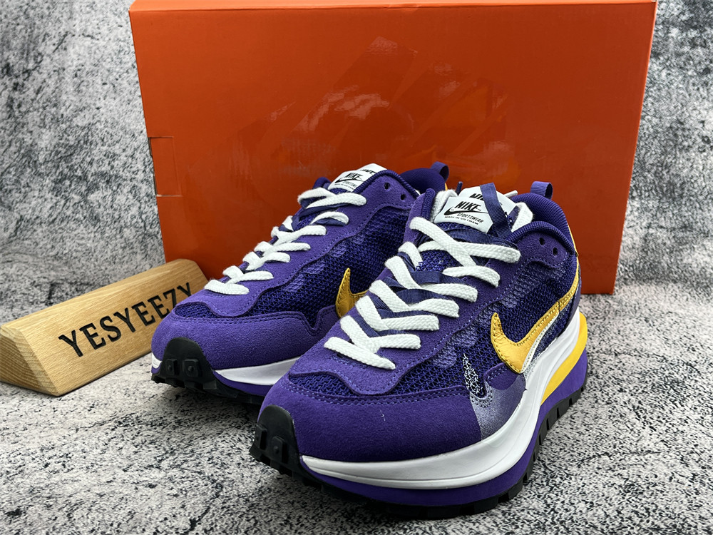 UA NIKE VAPORWAFFLE SACAI DARK IRIS