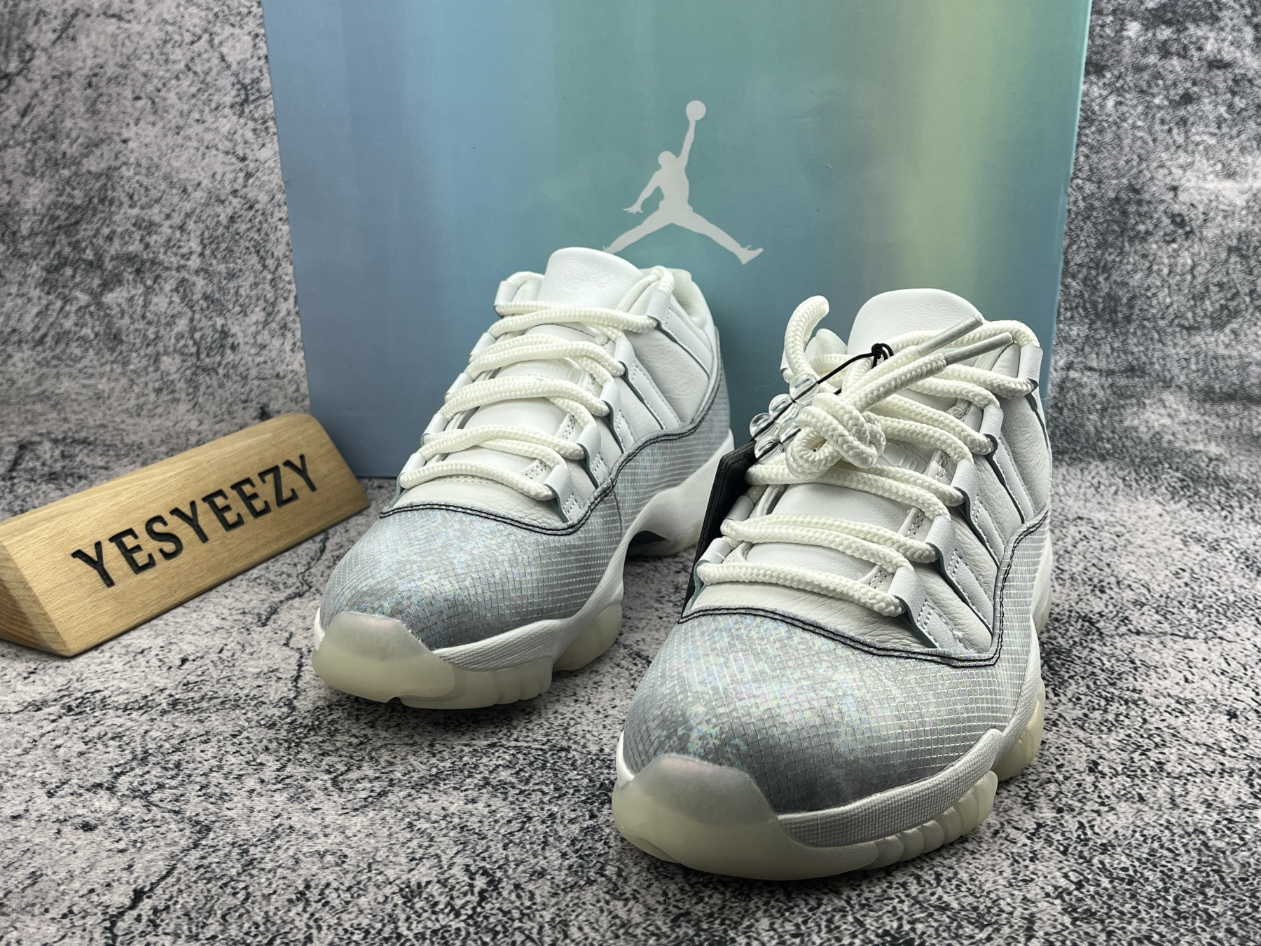 UA AIR JORDAN 11 RETRO LOW