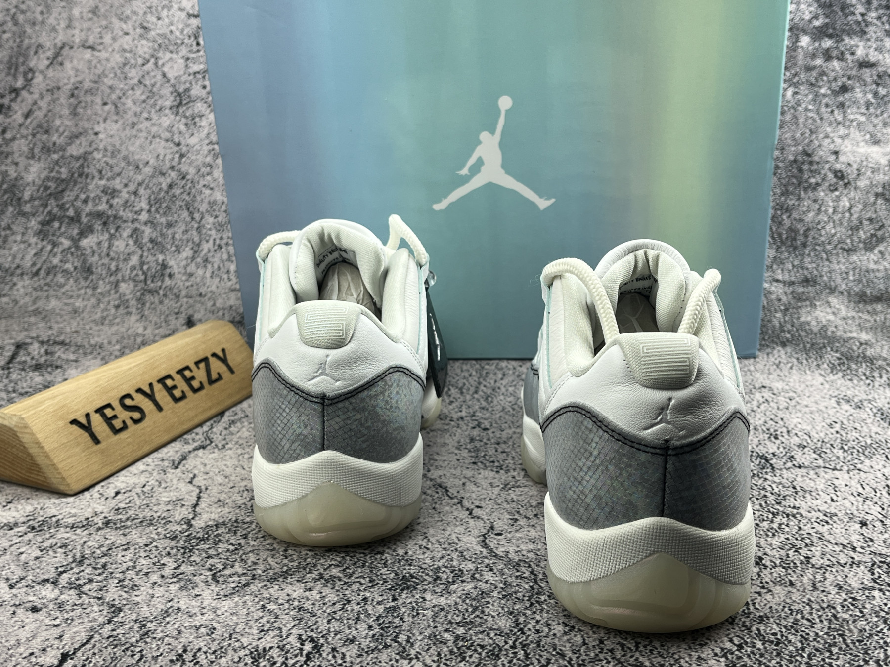 UA AIR JORDAN 11 RETRO LOW