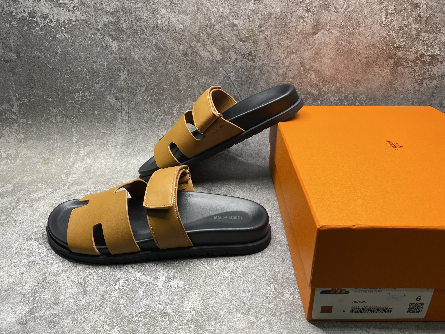 UA H**me5 Chypre Sandal