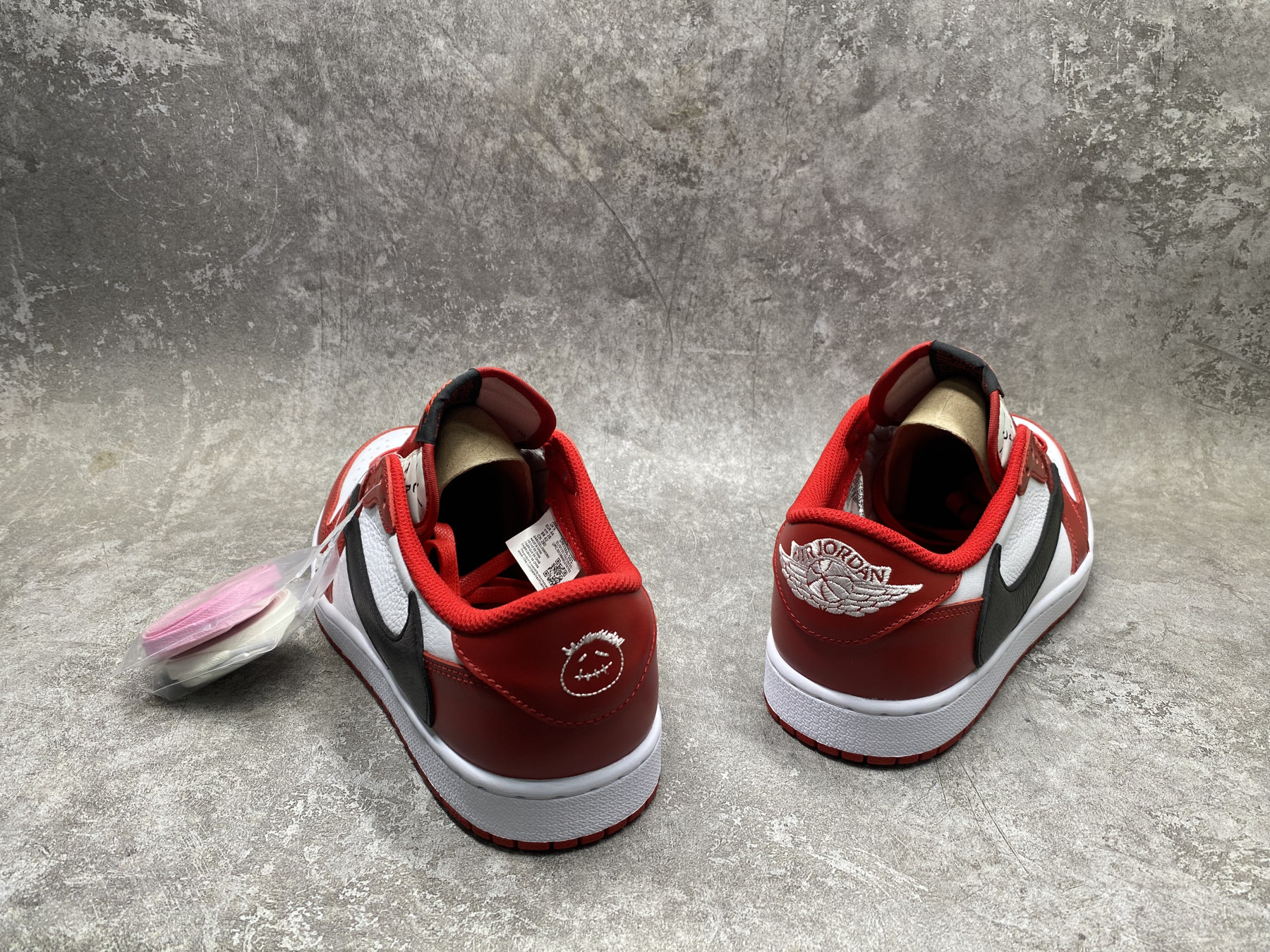 UA TRAVIS SCOTT X AIR JORDAN 1 LOW OG RED