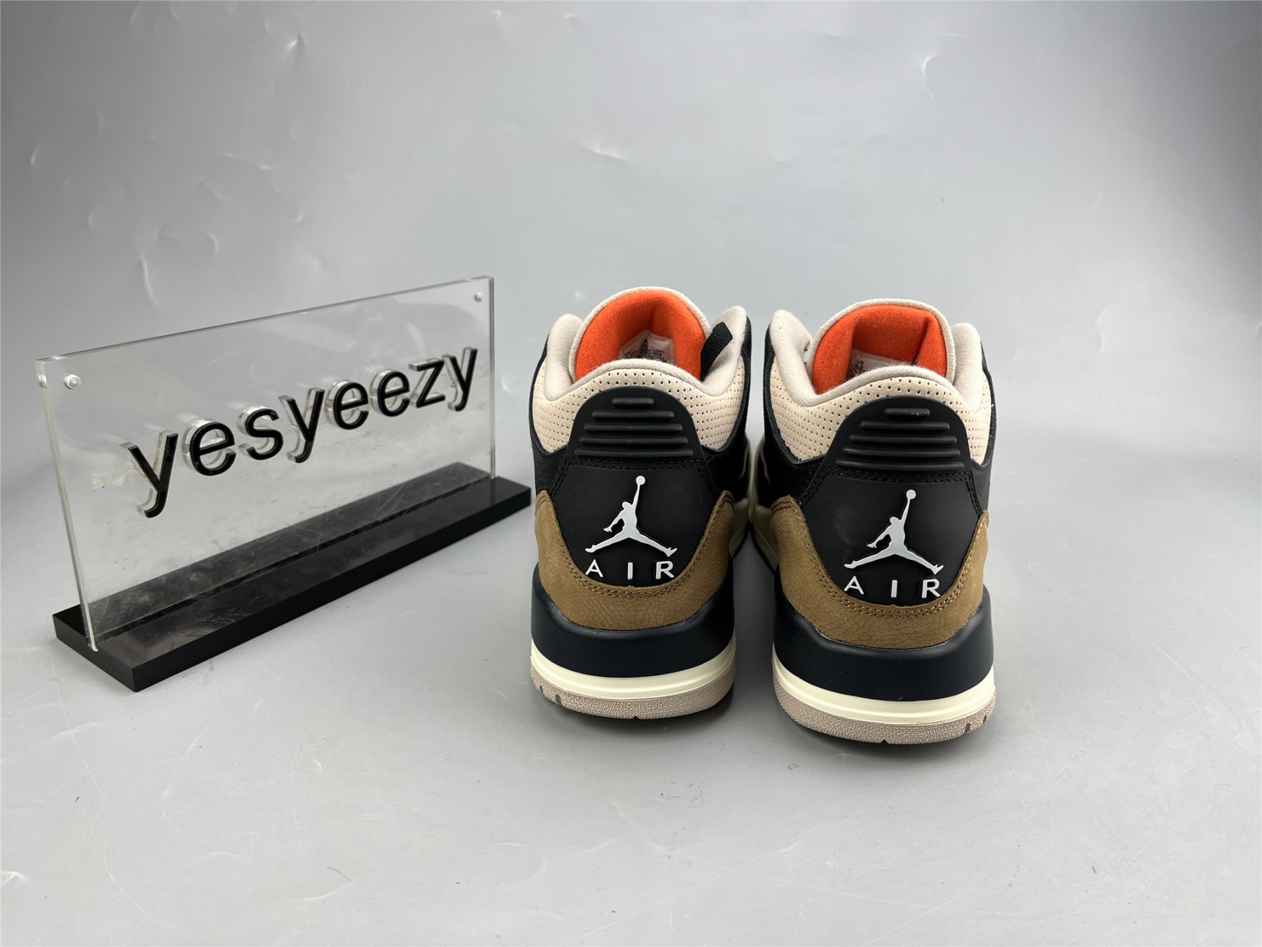 UA AIR JORDAN 3 RETRO 