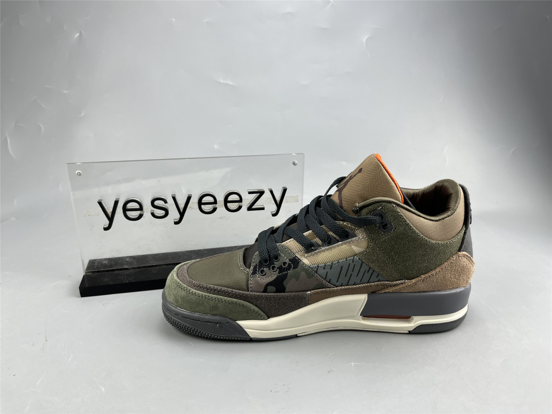 UA AIR JORDAN 3 RETRO 