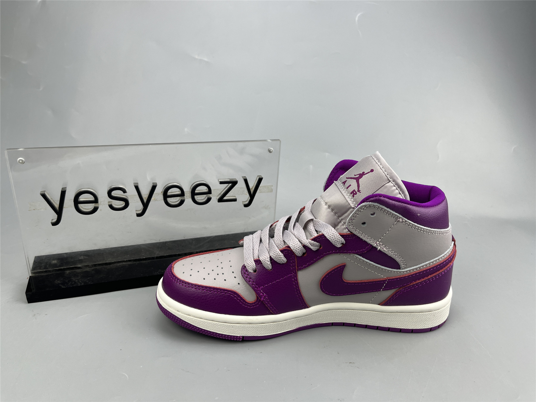 UA WMNS AIR JORDAN 1 MID 