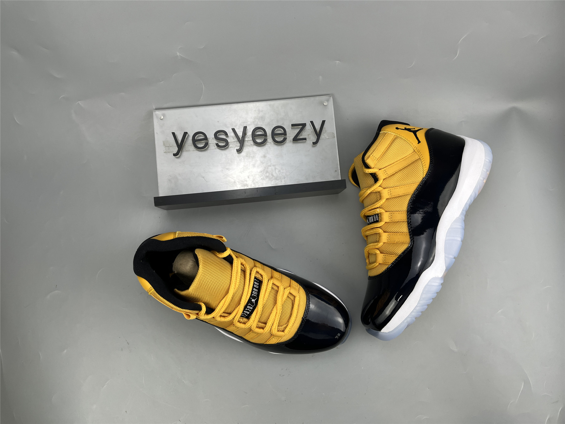 UA AIR JORDAN 11 RETRO BLACK YELLOW