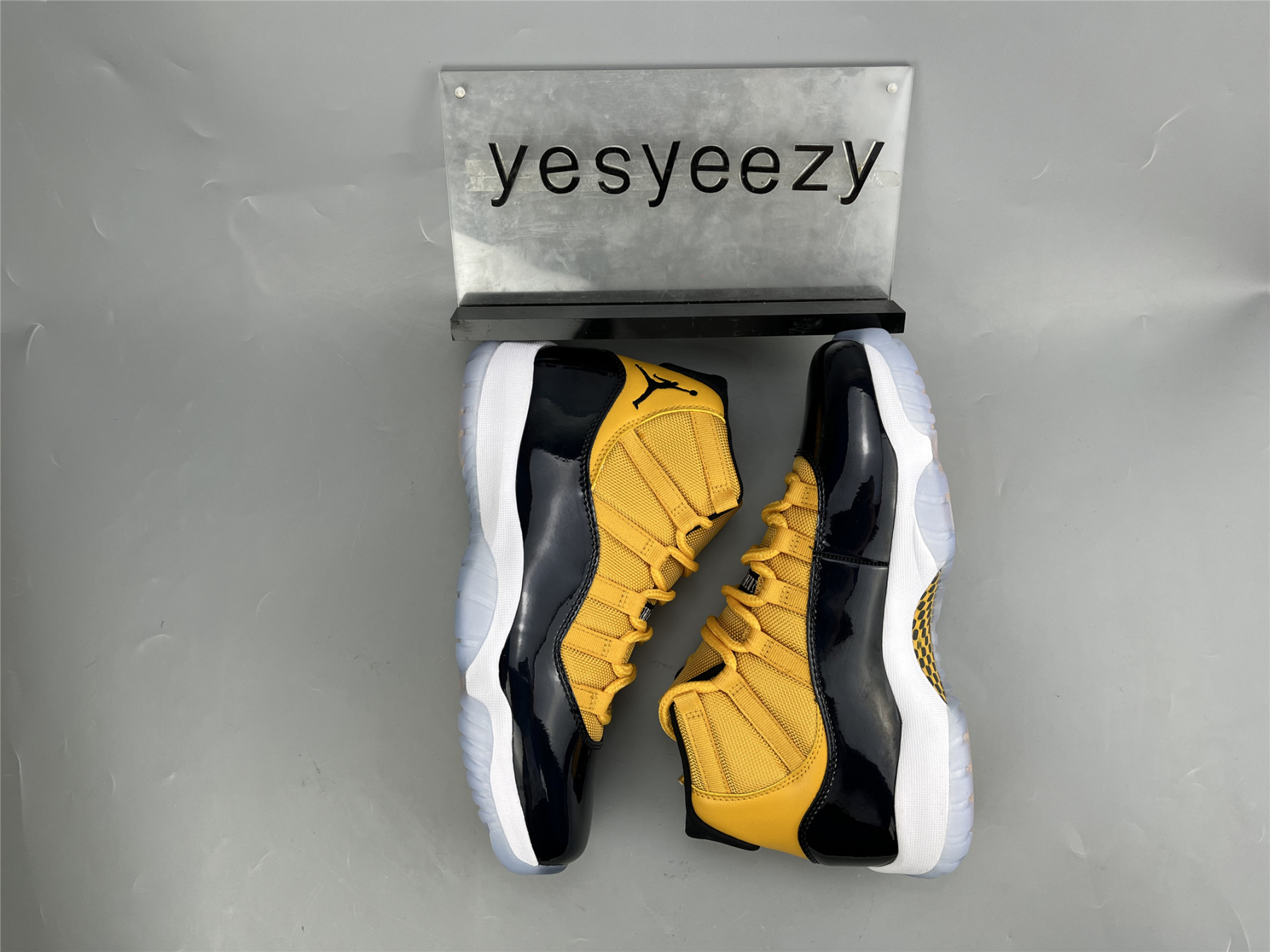 UA AIR JORDAN 11 RETRO BLACK YELLOW