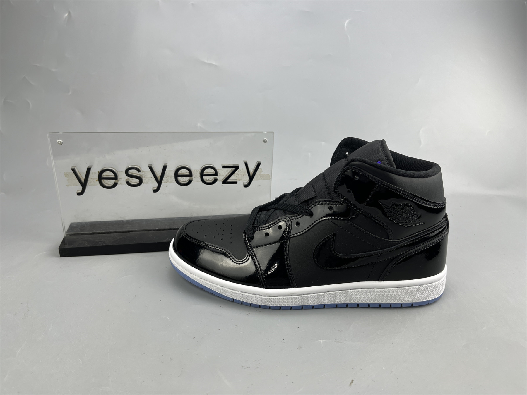 UA AIR JORDAN 1 MID SE 