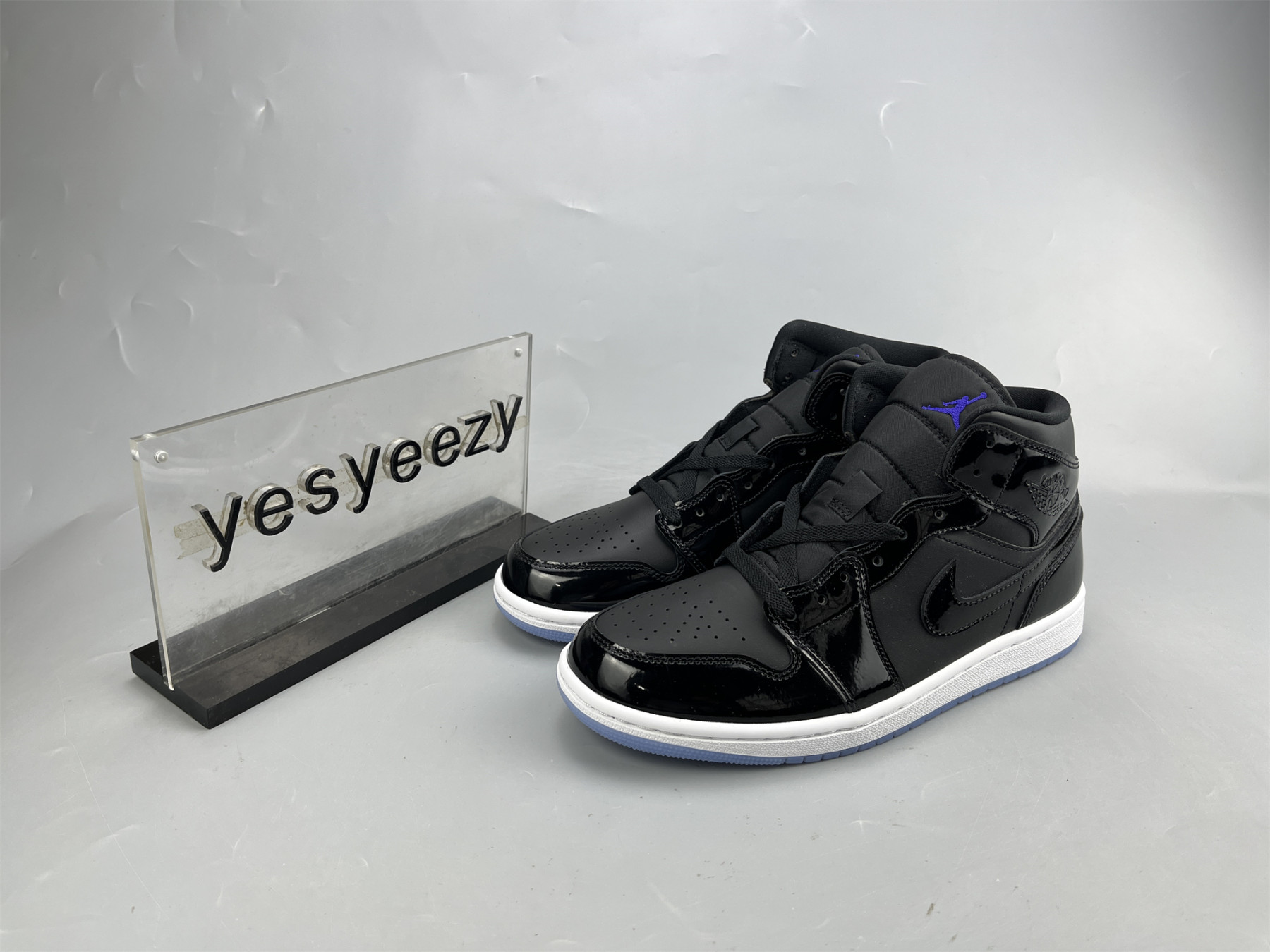 UA AIR JORDAN 1 MID SE 