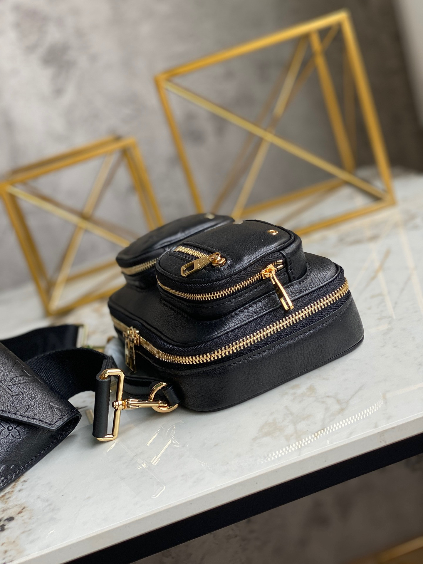 LV UTILITY CROSSBODY M80450