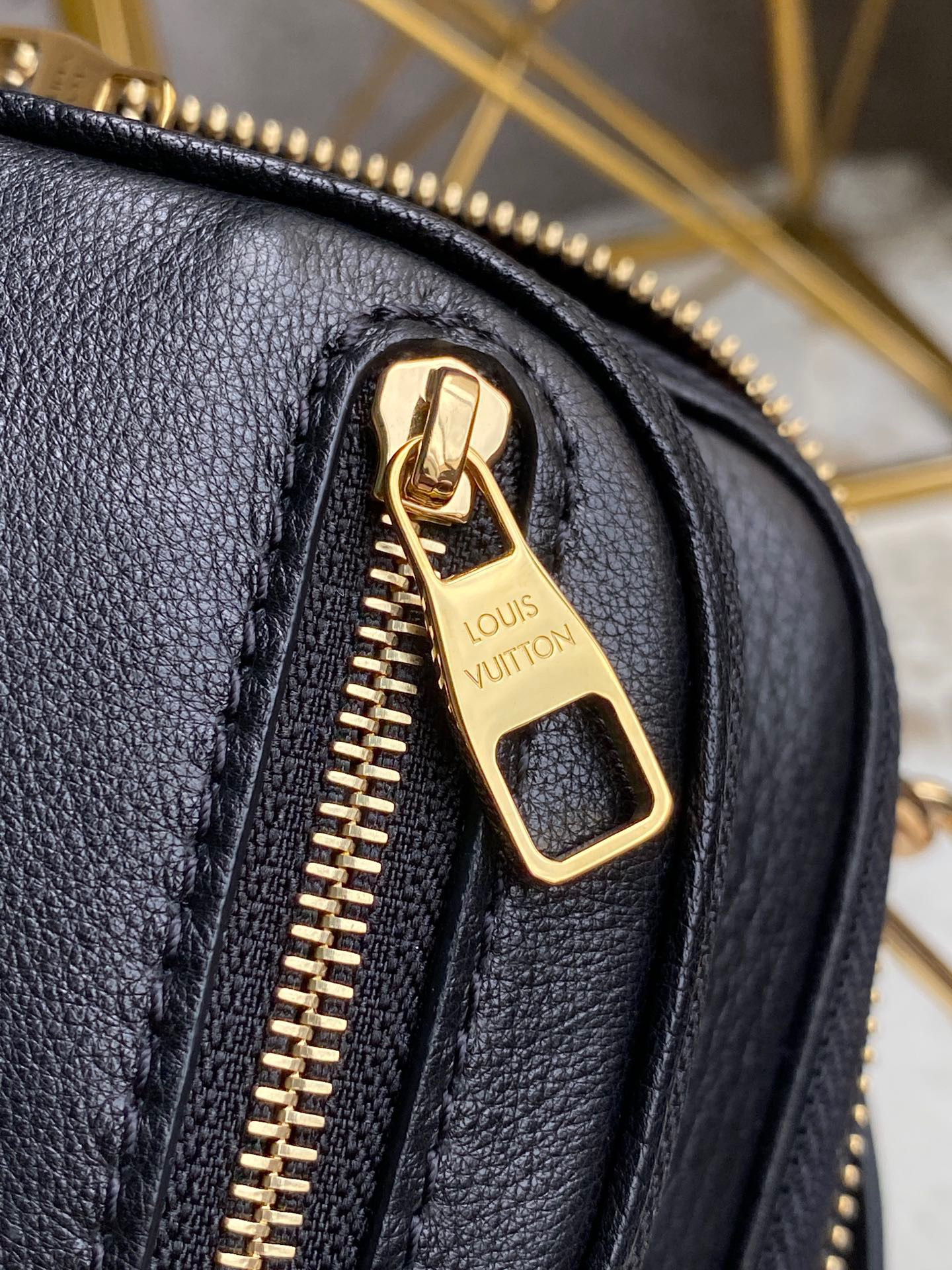 LV UTILITY CROSSBODY M80450