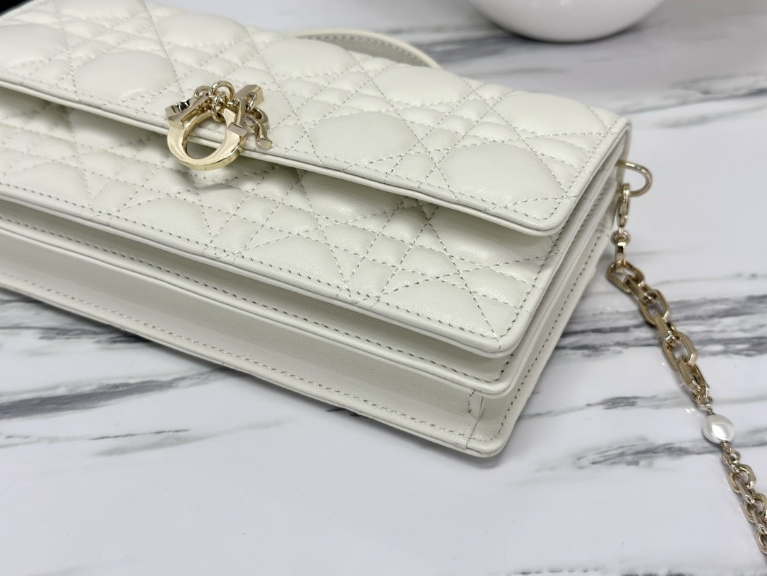 MISS D10r MINI BAG Latte Cannage Lambskin S0980ONMJ_M030 21 x 11.5 x 4.5 cm