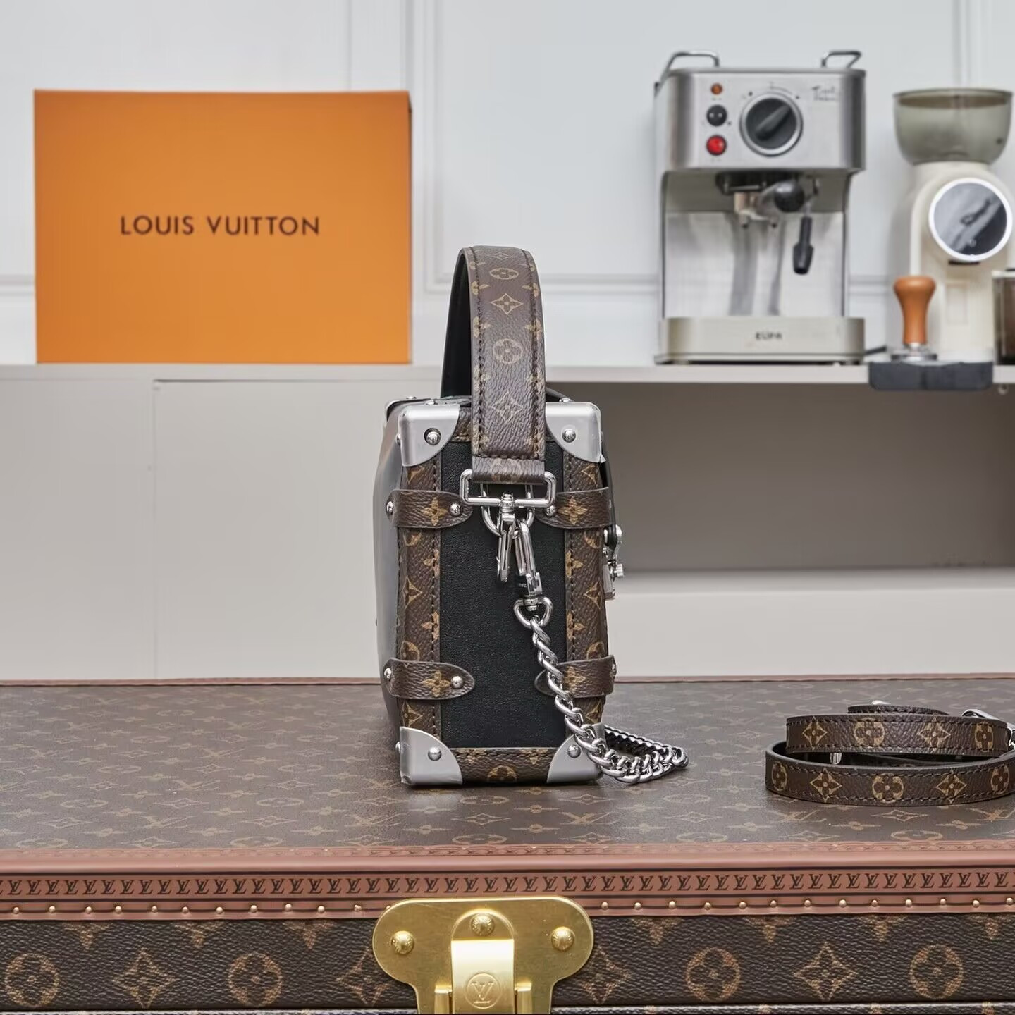 LV SIDE TRUNK VIBE Medium Handbag M15195 16x8.5x23.5cm