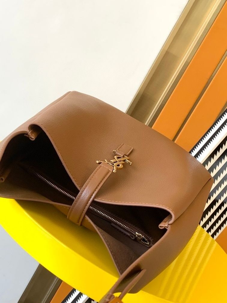 Y51 LE 5 À 7 S*pPLE SMALL IN GRAINED LEATHER 23 x 22 x 8.5 cm