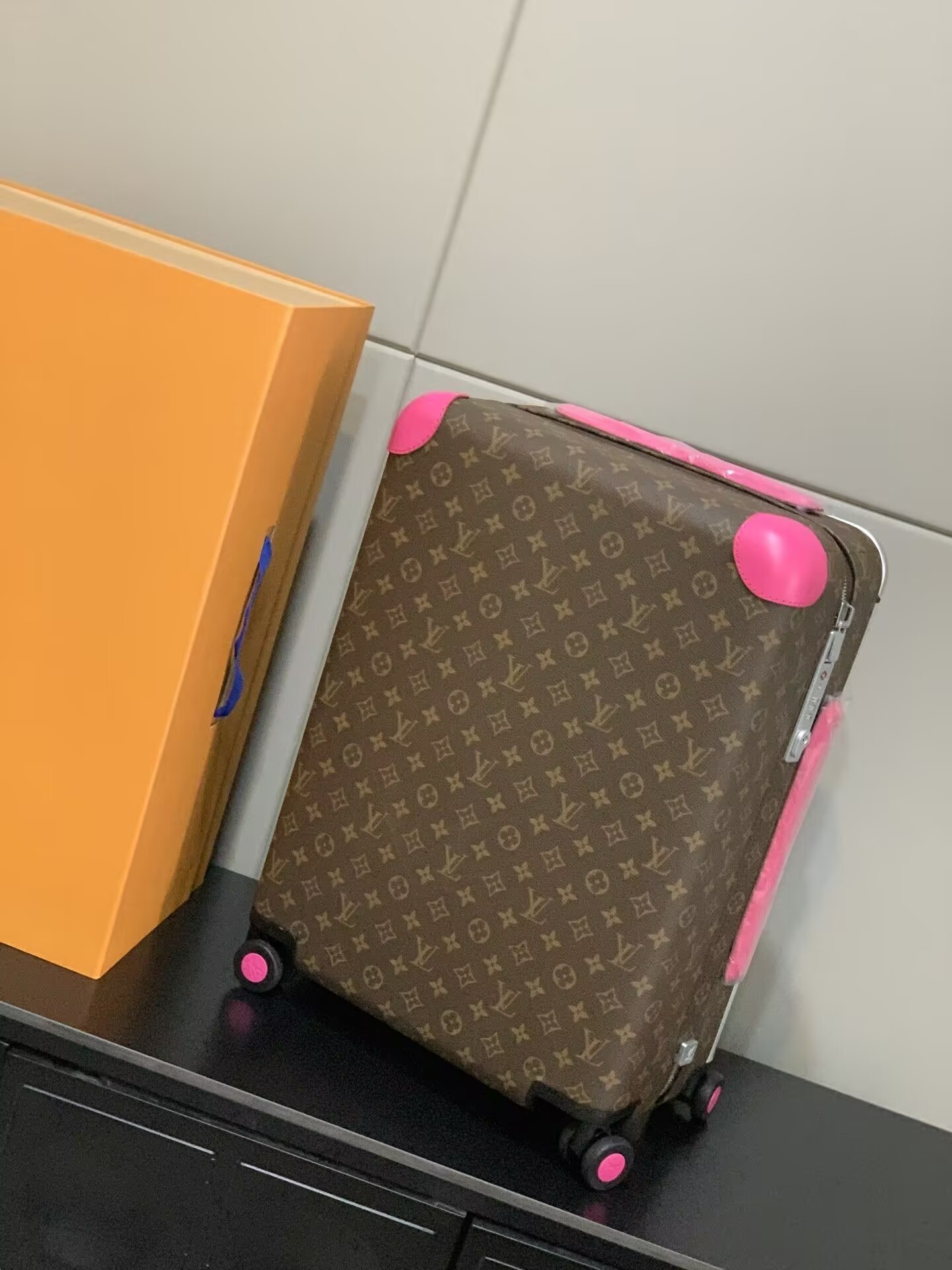 L0vis Vvtt0n LV Horizon 55 Colormania Fuchsia M46780 15 x 21.7 x 8.3 inches