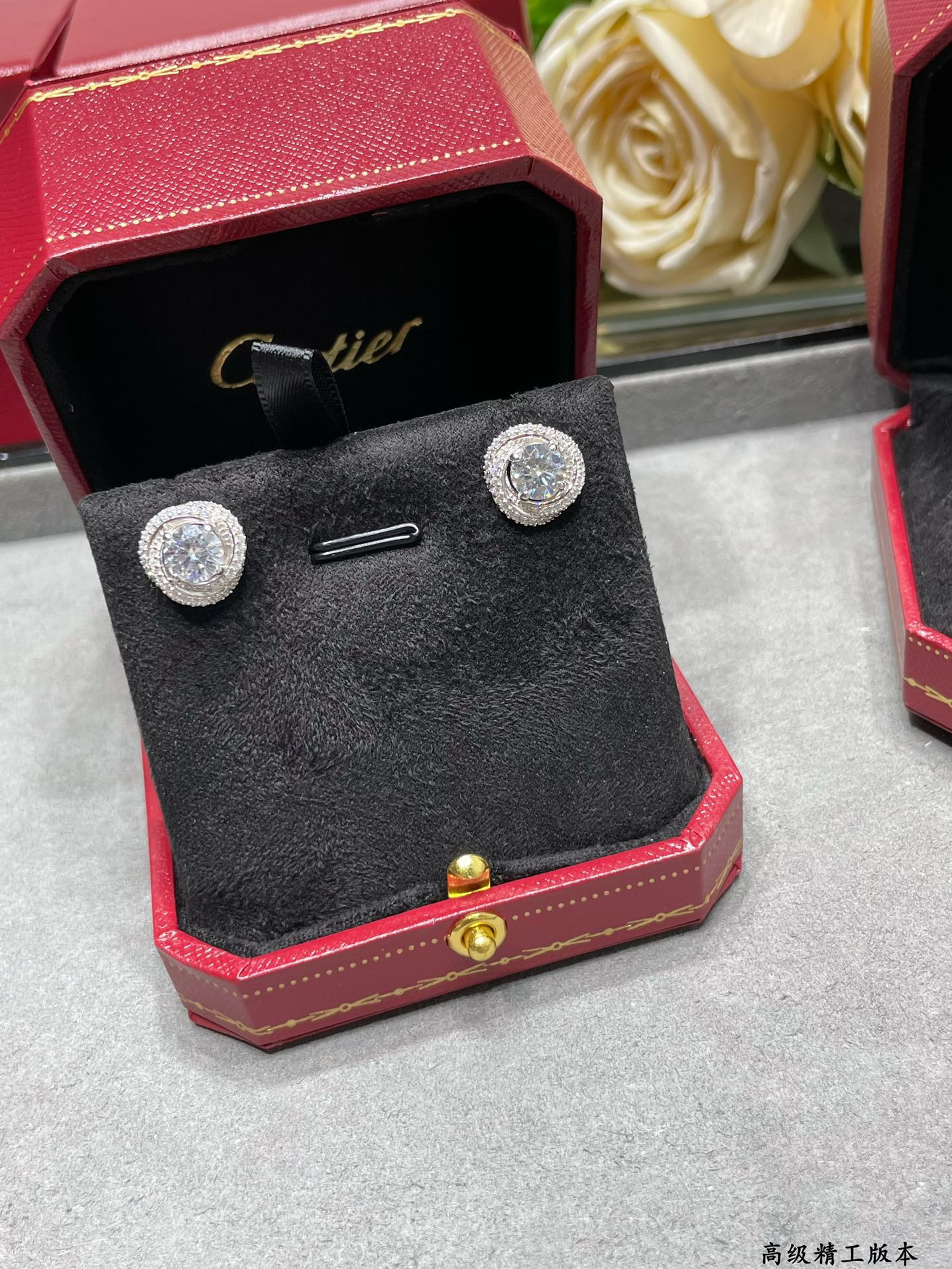 Ca*t1er Twist stud Earrings