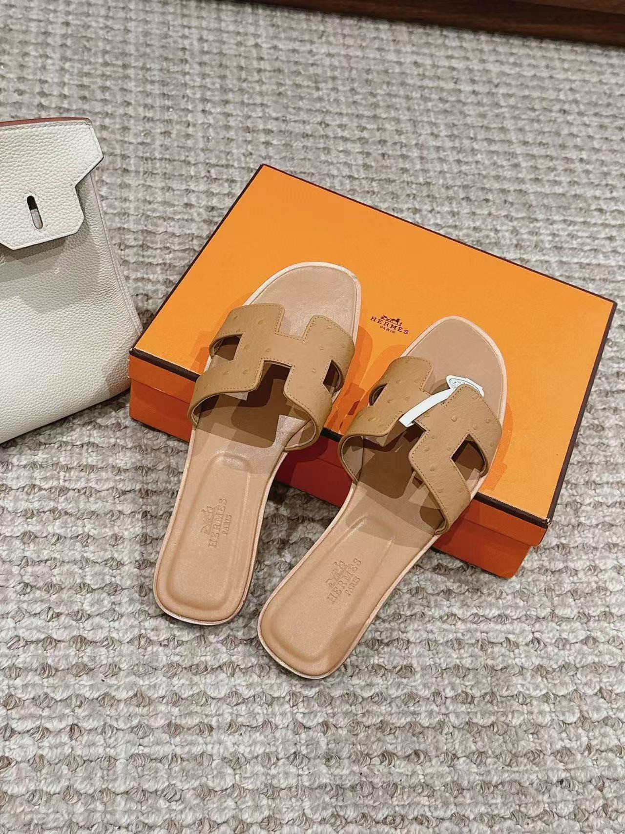 UA H**me5 Oran sandal