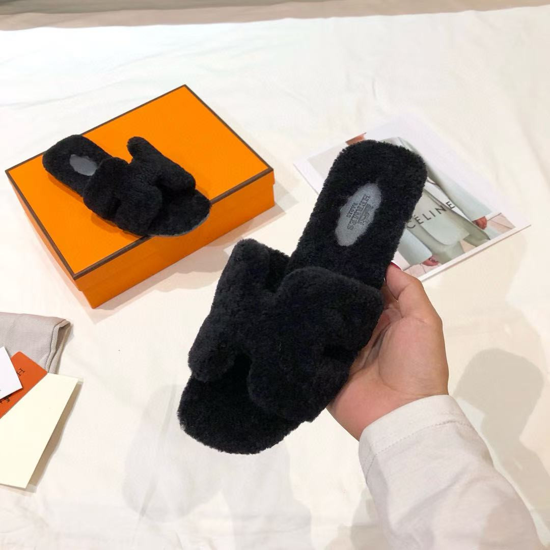 UA H**me5 Oran sandal