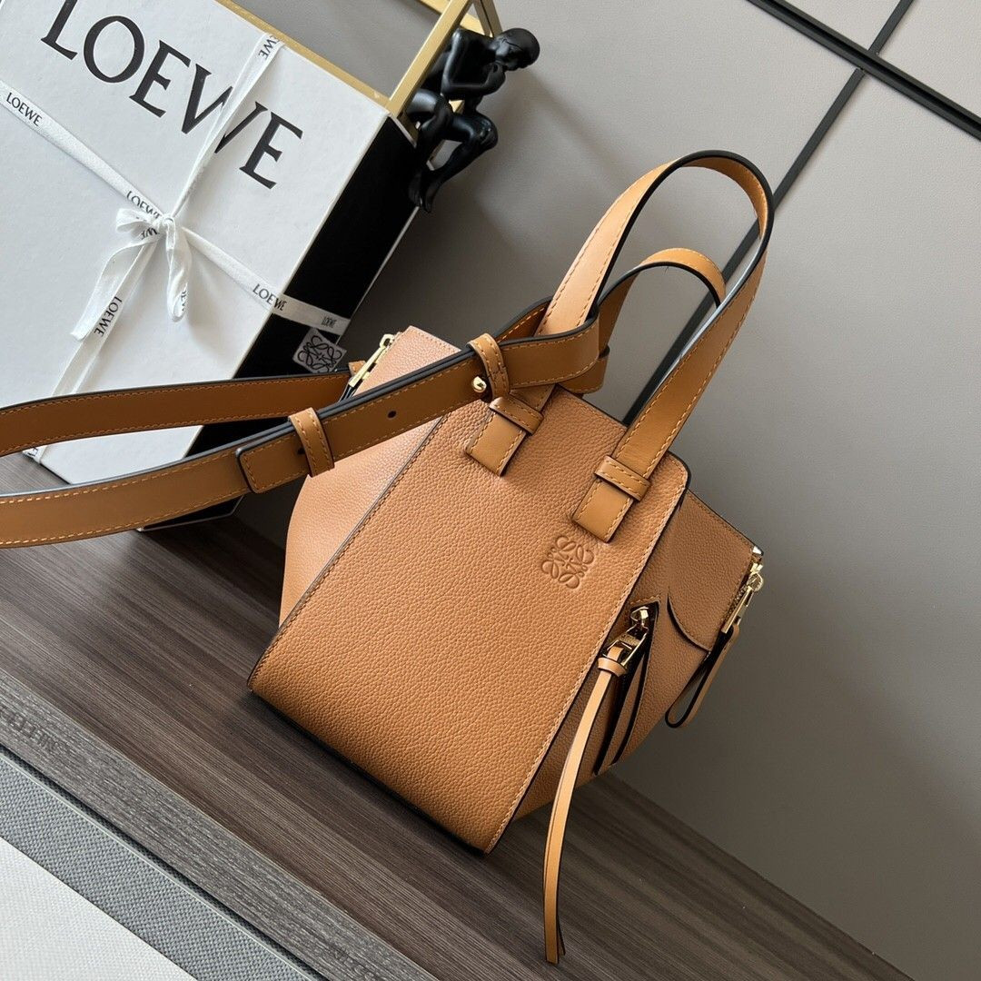L0ew* Compact Hammock bag in soft grained calfskin 20.8x14.4x19.5cm