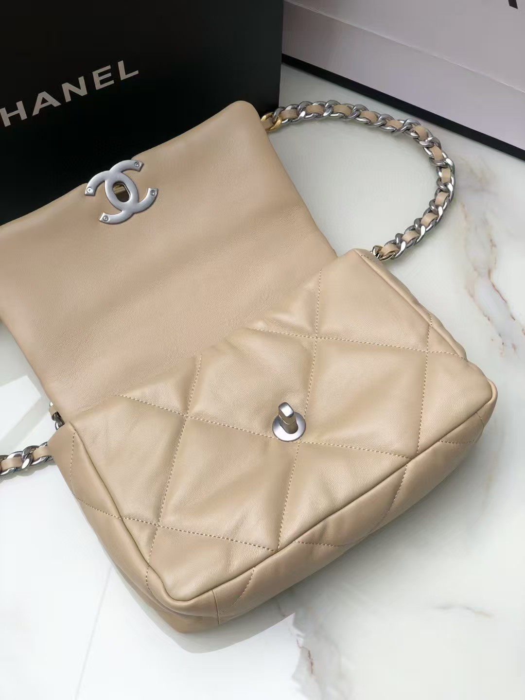 Ch**el 19 HANDBAG Shiny Leather, Gold-Tone, Silver-Tone & Ruthenium-Finish Metal Beige 26x16x9cm
