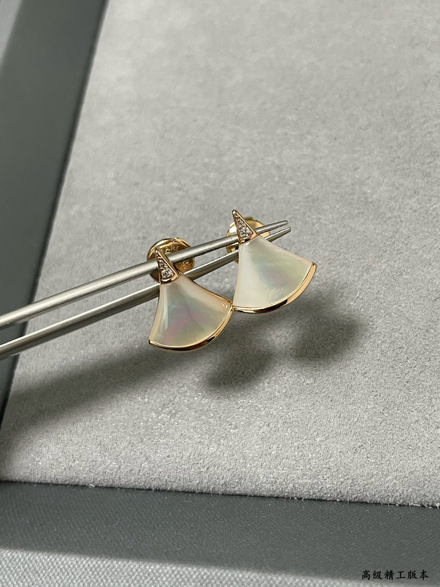 Bv1g*ai Scalloped Skirt Earrings