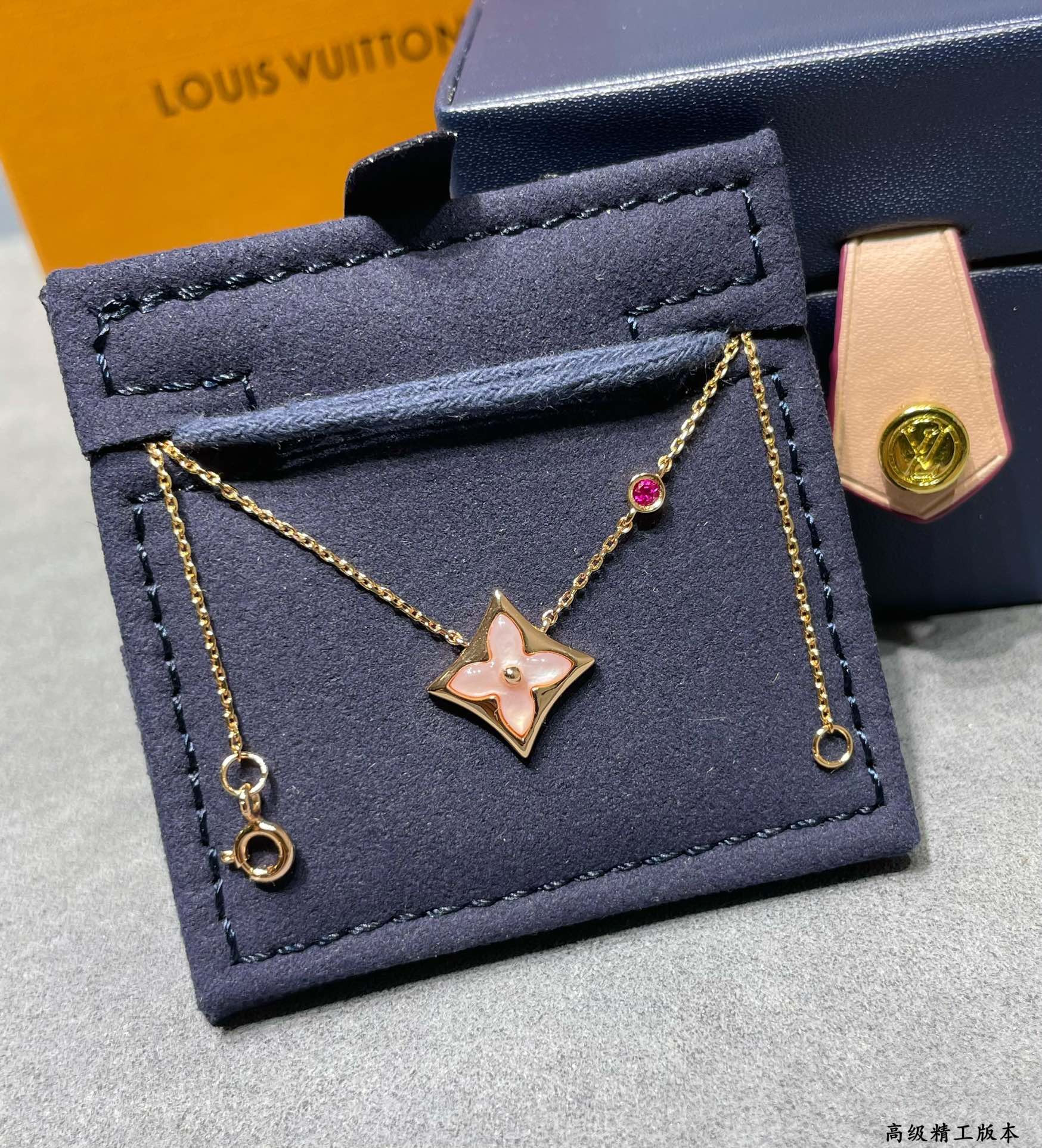 L0vis Vvtt0n Square Pink D1am0nd pink shell Necklace