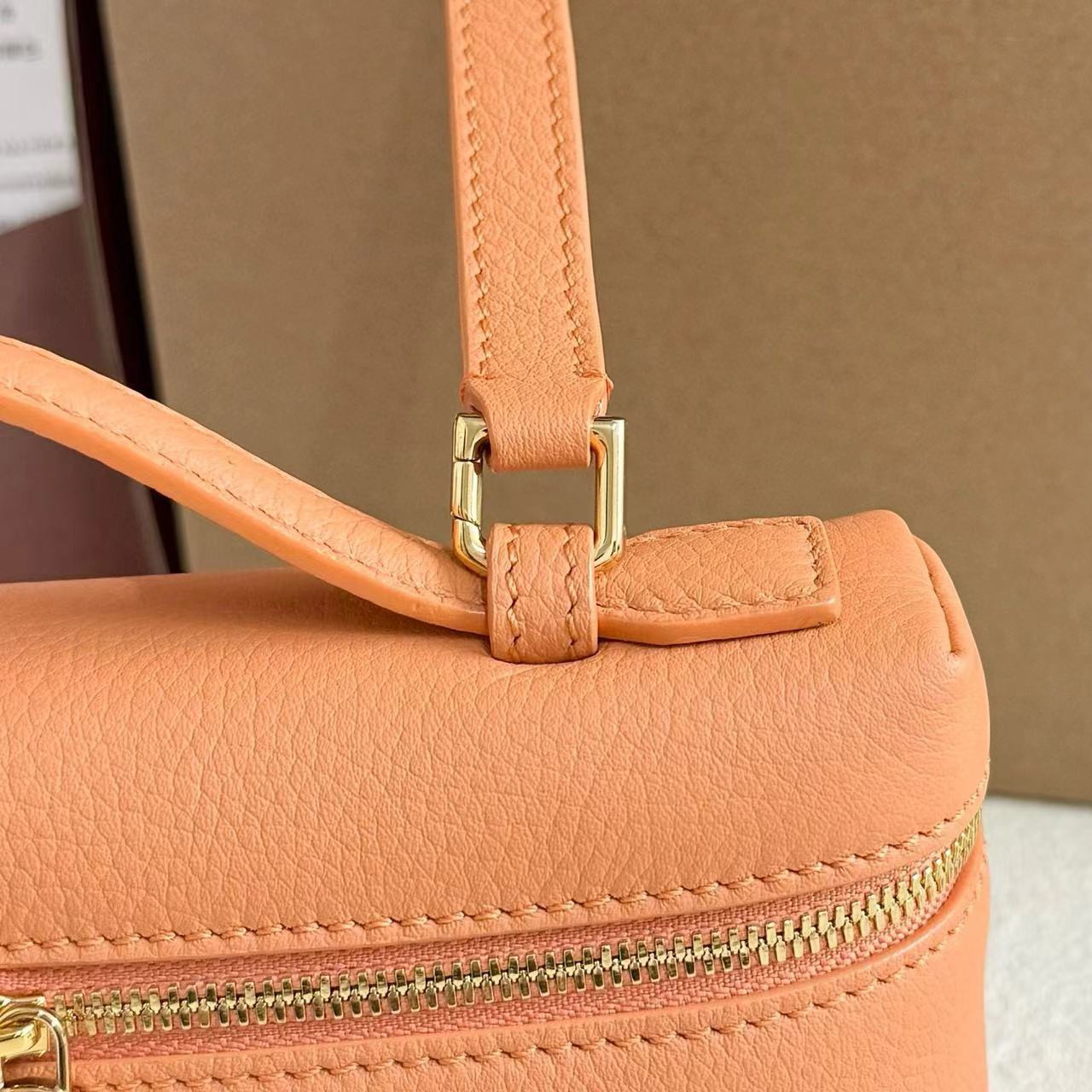 L0r0 P1ana Extra Pocket L19 Grained Calfskin 11 x 19 x 6.5 cm