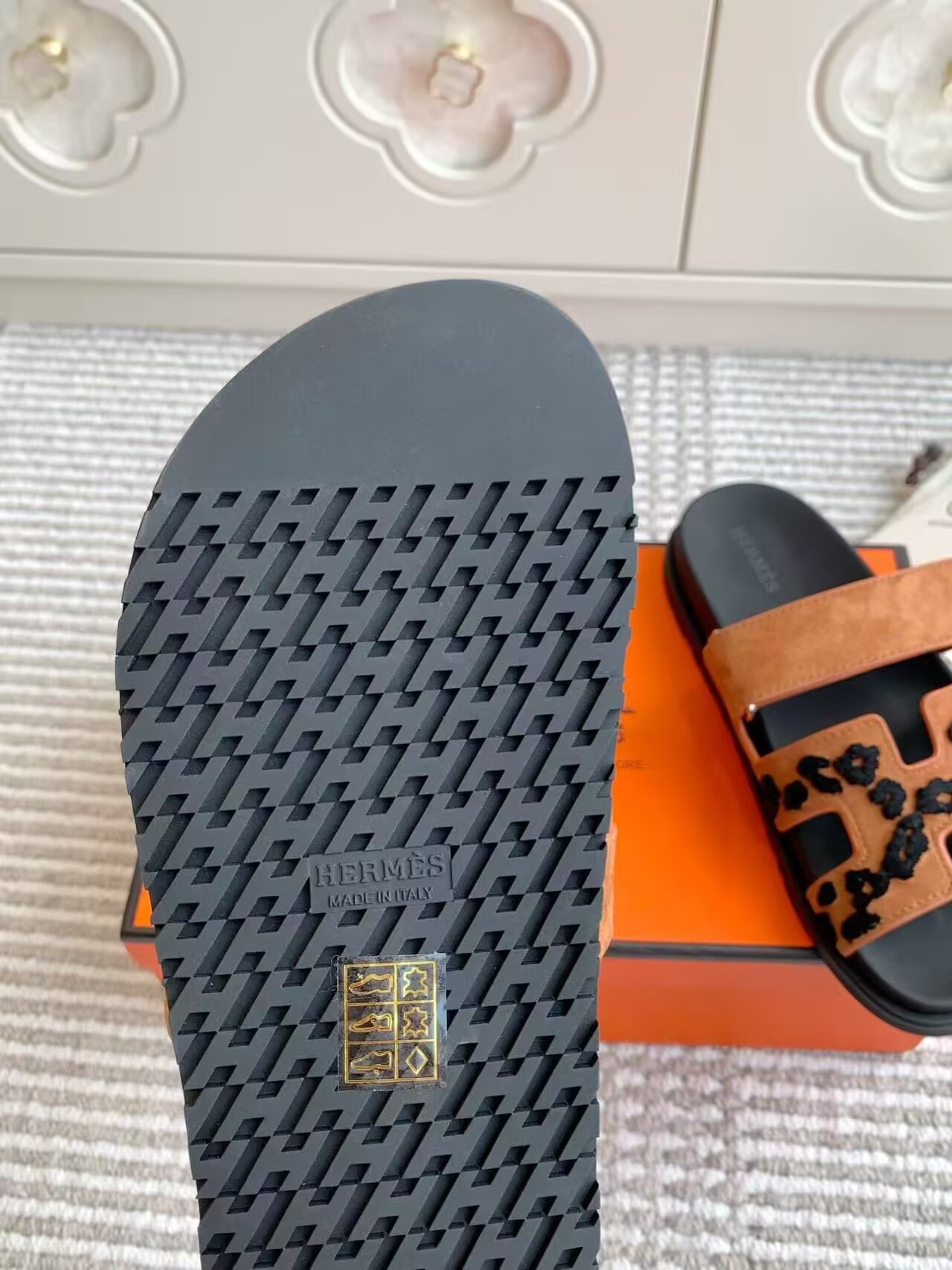 UA H**me5 Chypre Sandal