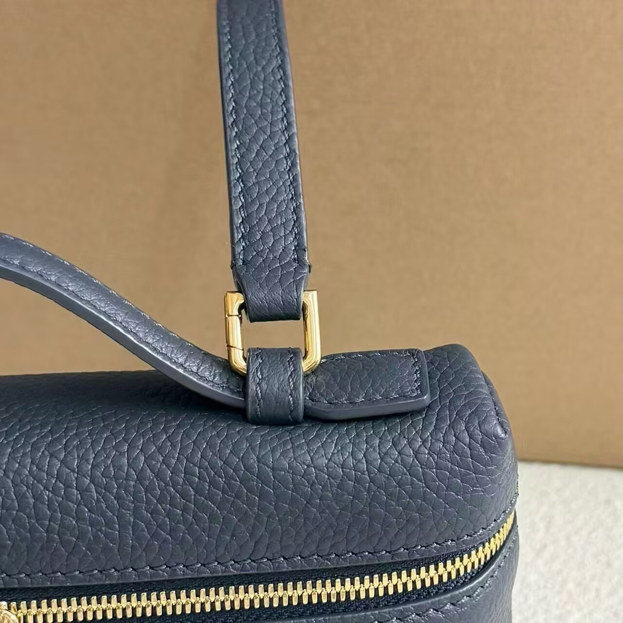L0r0 P1ana Extra Pocket L19 Grained Calfskin 11 x 19 x 6.5 cm