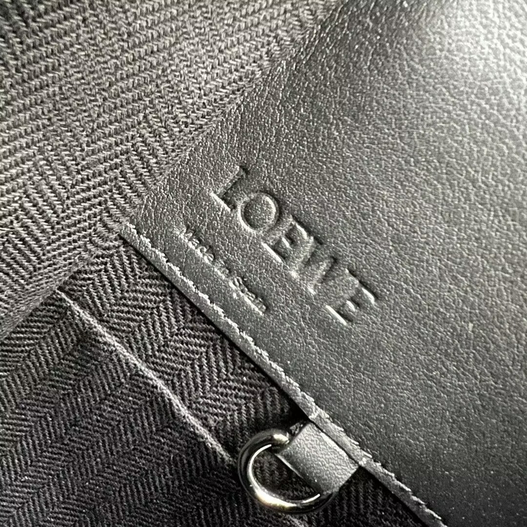 L0ew* Compact Hammock bag in classic calfskin 20.8x14.4x19.5cm