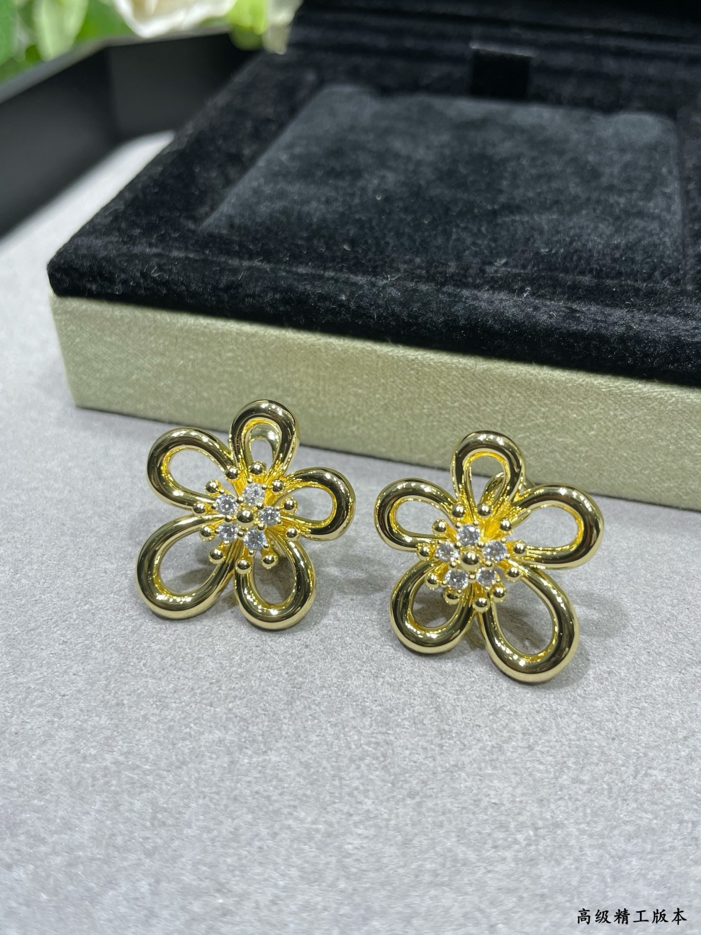 V*n Cl**f & arpels flowerlace earrings