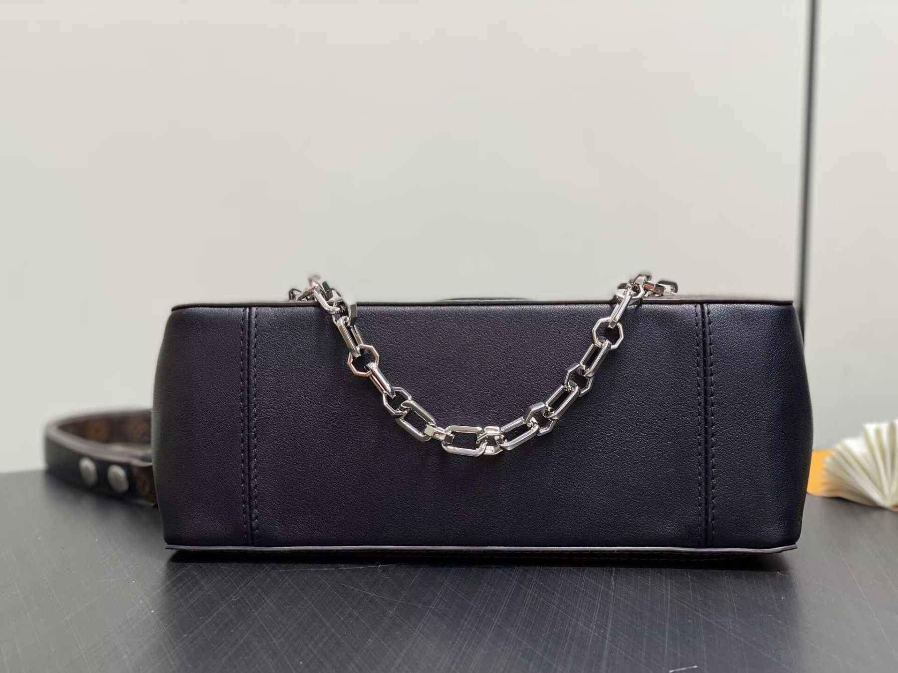 LV Dauphine Soft MM M13450 24 x 17 x 9 cm