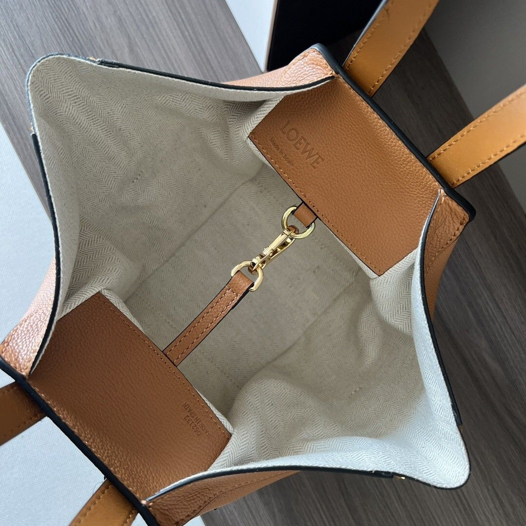 L0ew* Compact Hammock bag in soft grained calfskin 20.8x14.4x19.5cm