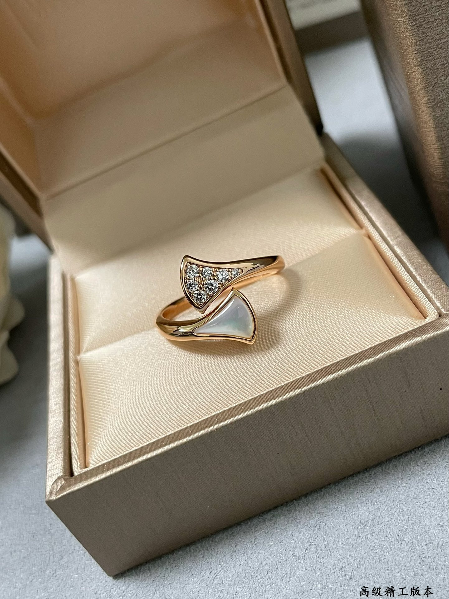 Bv1g*ai White mother-of-pearl scalloped skirt Ring