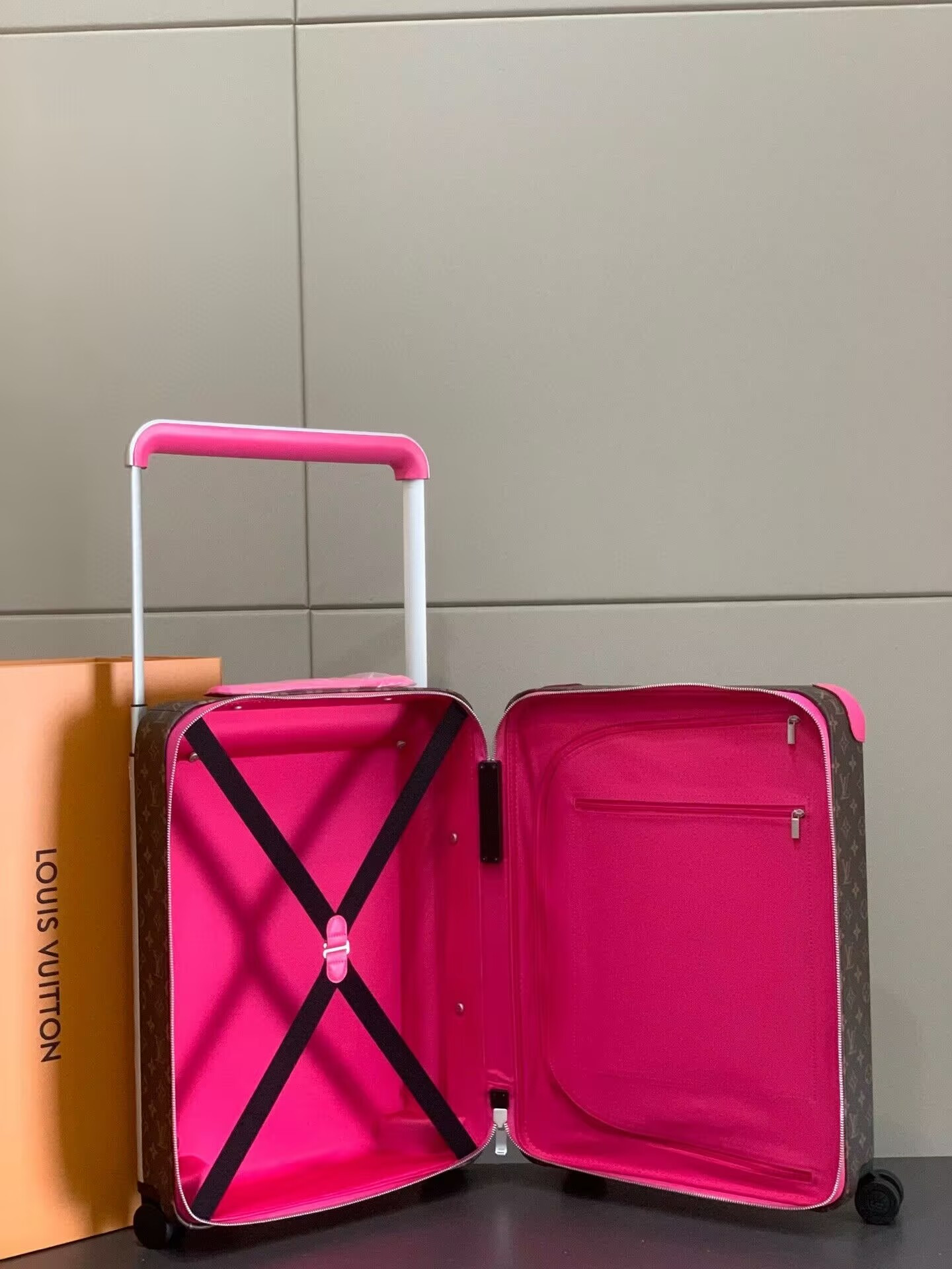 L0vis Vvtt0n LV Horizon 55 Colormania Fuchsia M46780 15 x 21.7 x 8.3 inches