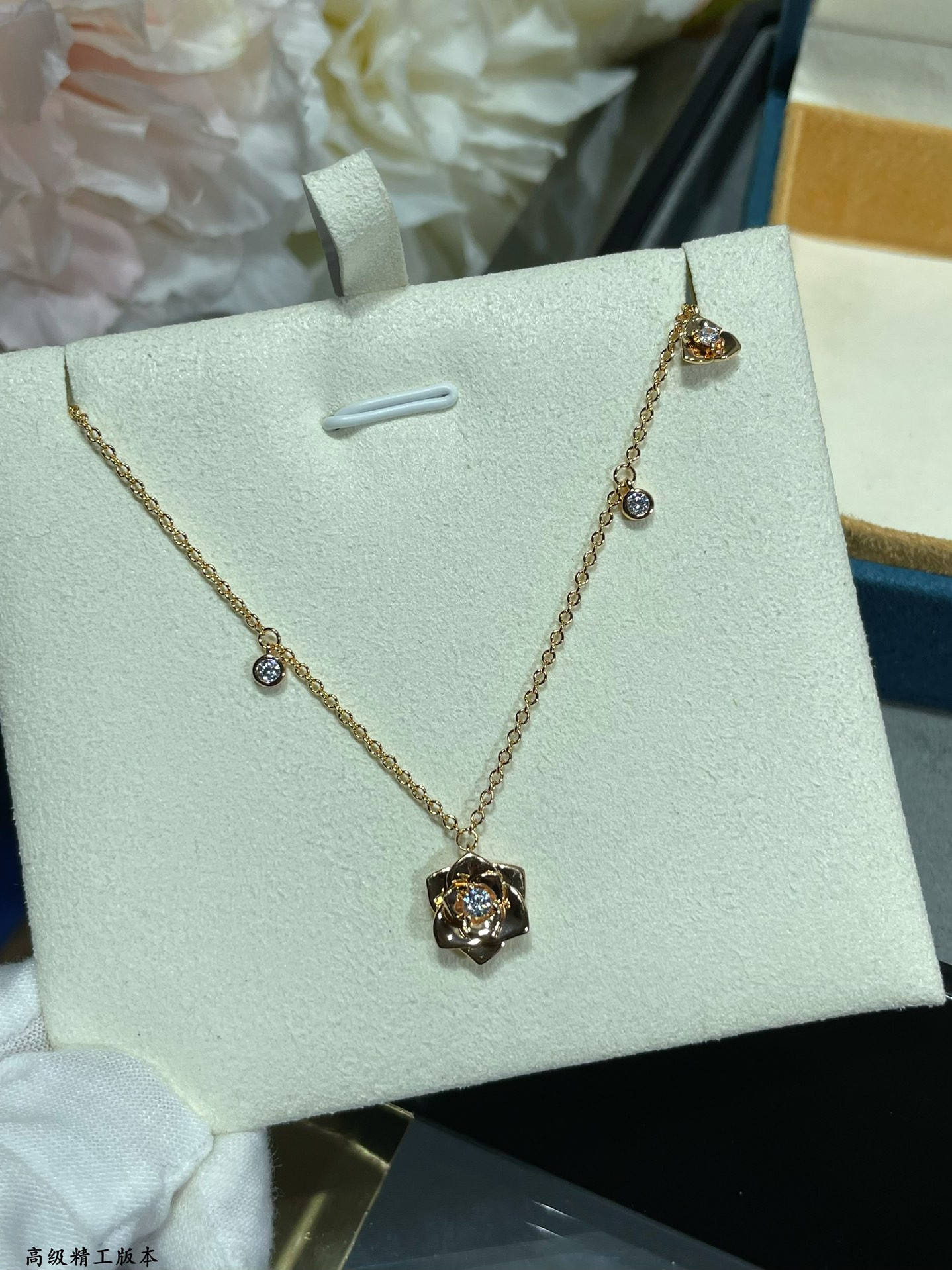 Piaget polished gold flower Necklace